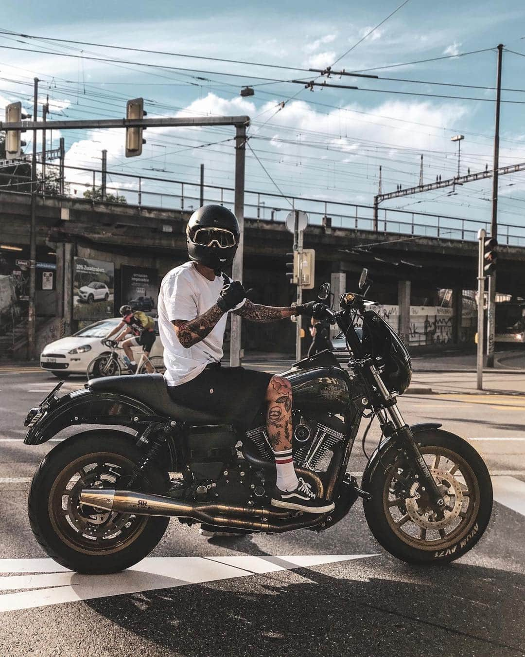 epidemic_motorsさんのインスタグラム写真 - (epidemic_motorsInstagram)「Via @danytryhi 🔧Finally got my Baby back, I‘m not gonna lie, I didn‘t feel used to it after this long break. Got damn this thing is loud and heavy😂 . @harleydavidson . #harleydavidson #harley #motorcycle #dyna #dynamite_crew #dynaholics #fxdls #redthunderexhaust #blackbeauty #ride #hdracing #biltwell #gringoS #shotoniphone」6月27日 4時39分 - epidemic_motors