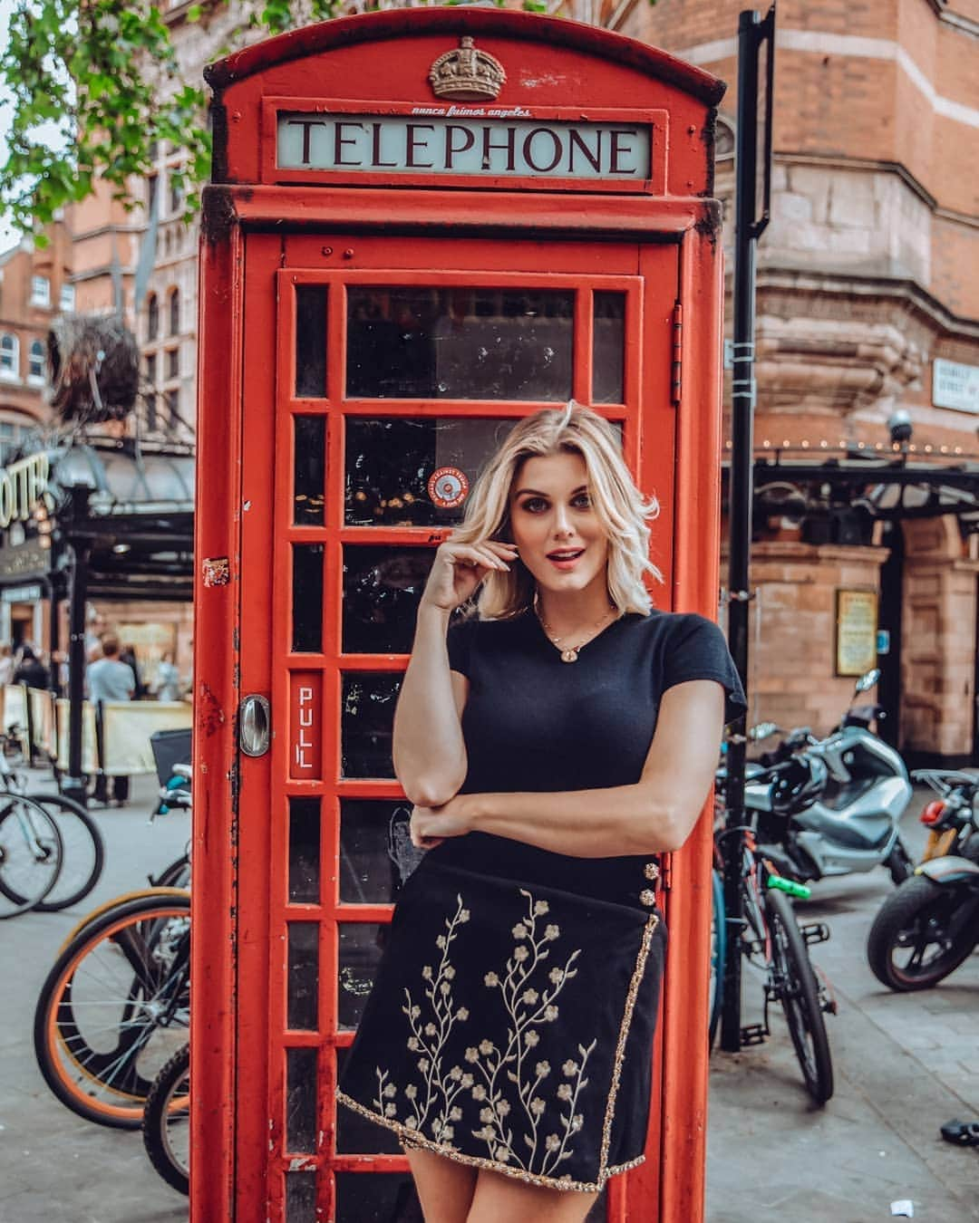 Ashley Jamesさんのインスタグラム写真 - (Ashley JamesInstagram)「"Don't call me up, I'm going out tonight! Feeling good now you're outta my life..." 💓 Wearing head to toe @richfashion, who Char and I are working with. Absolutely adore this embroidered skirt, I love finding pieces that are unique and timeless pieces. I've put a a close up on my story and also shown how I've styled it up for dinner tonight. ✨ The brand is really cute as it had lots of unique pieces, like the dress I wore to Mighty Hoopla. They've given me a discount code, so if you like anything make sure you use ASHLEY20. 💁🏼‍♀️ #AD #FASHION #london」6月27日 4時49分 - ashleylouisejames