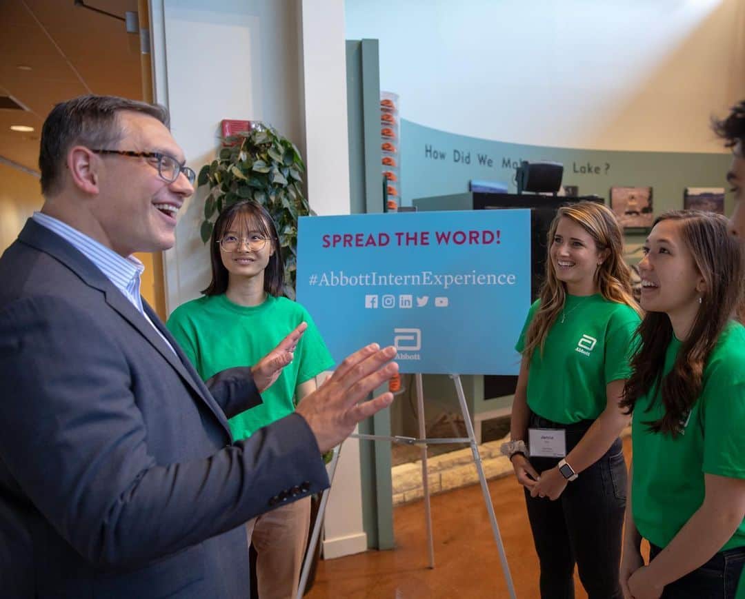 のインスタグラム：「It’s INTERN WEEK!  All of our interns are together at our headquarters, mingling with our top execs, simulating diagnostics analysis with VR, and packaging food for those in need! Check in all week to see what else our interns are up to. #NBD #InternWeek #abbott #lifetothefullest #interns #internship #students」
