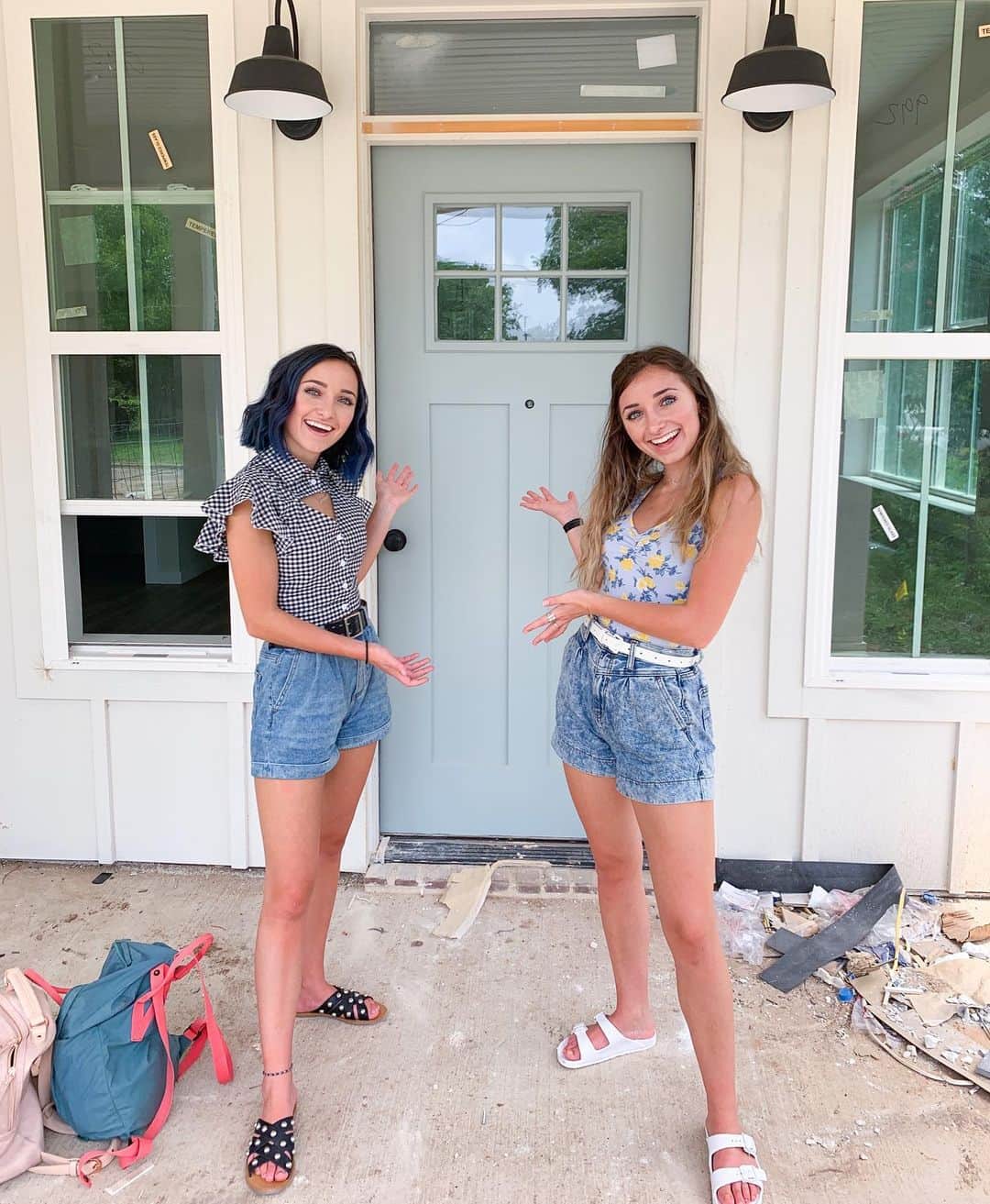 Brooklyn and Baileyさんのインスタグラム写真 - (Brooklyn and BaileyInstagram)「If you didn’t know, Brooklyn and I are building a house in Waco as an investment and to live in next year at Baylor with our two besties! Seriously adulting over here guys (with the help of the parentals of course lol) ANYWHO we visited it today in all it’s partially-built glory so please appreciate this pic of the very cute front door😂」6月27日 4時49分 - brooklynandbailey