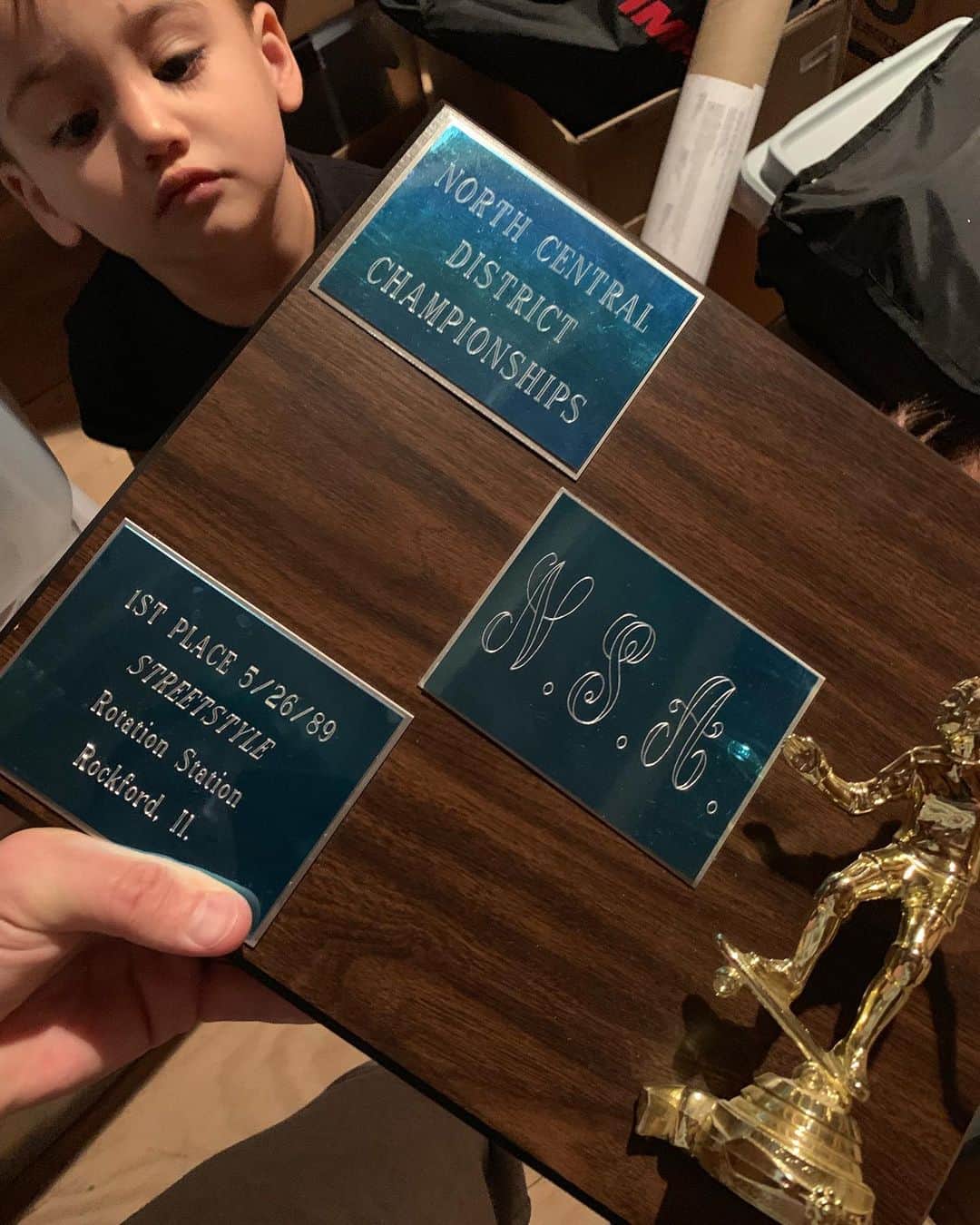 のインスタグラム：「This kid didn’t want to believe his dad was running the Midwest skate game back 89’. Needed to take him up into the attic of fame to show him that hardware.🏆🥇」