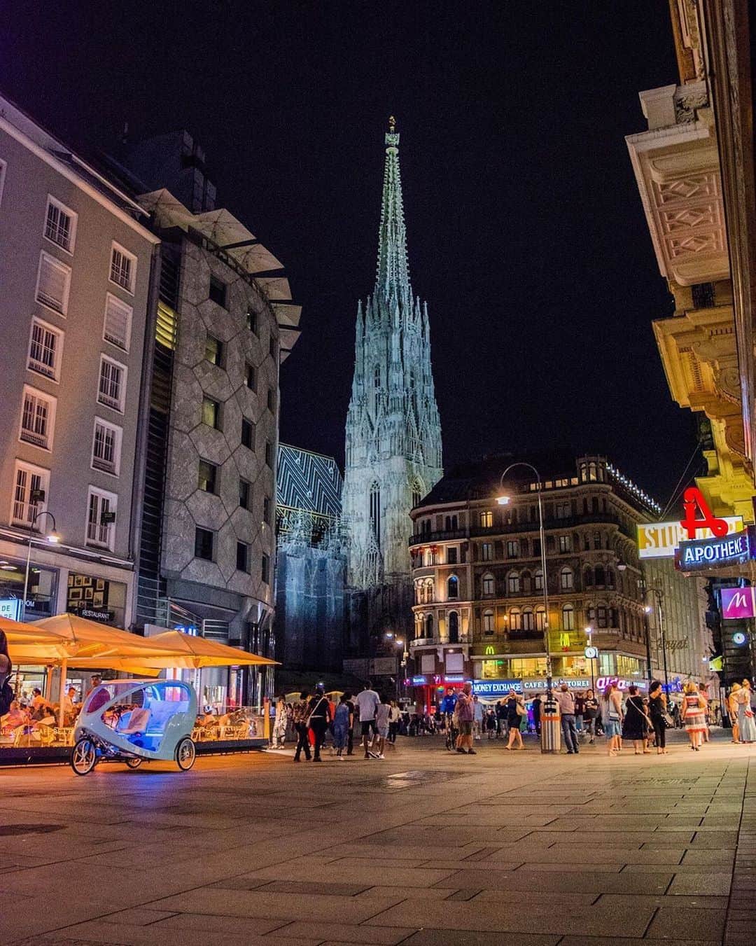 Wien | Viennaさんのインスタグラム写真 - (Wien | ViennaInstagram)「The beautiful Stephansplatz at night. Who has already strolled across this beautiful square? 🌃💫 by @pandeyrr #ViennaNow」6月27日 4時51分 - viennatouristboard
