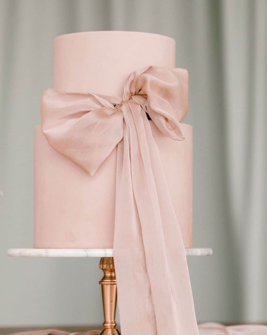 マーサ・スチュワートさんのインスタグラム写真 - (マーサ・スチュワートInstagram)「Sometimes all you need is a simple detail to take an idea from beautiful to breathtaking! 🎀 This elegant bow-topped wedding cake is the perfect inspiration for couples looking to dress up their big-day details in effortless fashion. Get more ribbon-inspired #weddingwednesday ideas via @martha_weddings at the link in bio! 👆🏼📷: @ryannlindsey | 🍰: @abakeshop | 📋: @konsideritdoneweddings」6月27日 4時52分 - marthastewart