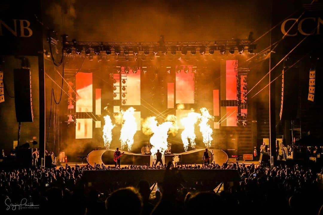 Shinedownさんのインスタグラム写真 - (ShinedownInstagram)「It’s about to get REAL heavy.. Raleigh, NC!!! 🔥🔥 . . 📷 @sanjayparikhphoto #shinedown #shinedownnation #attnattnworldtour #pyroshow」6月27日 4時54分 - shinedown