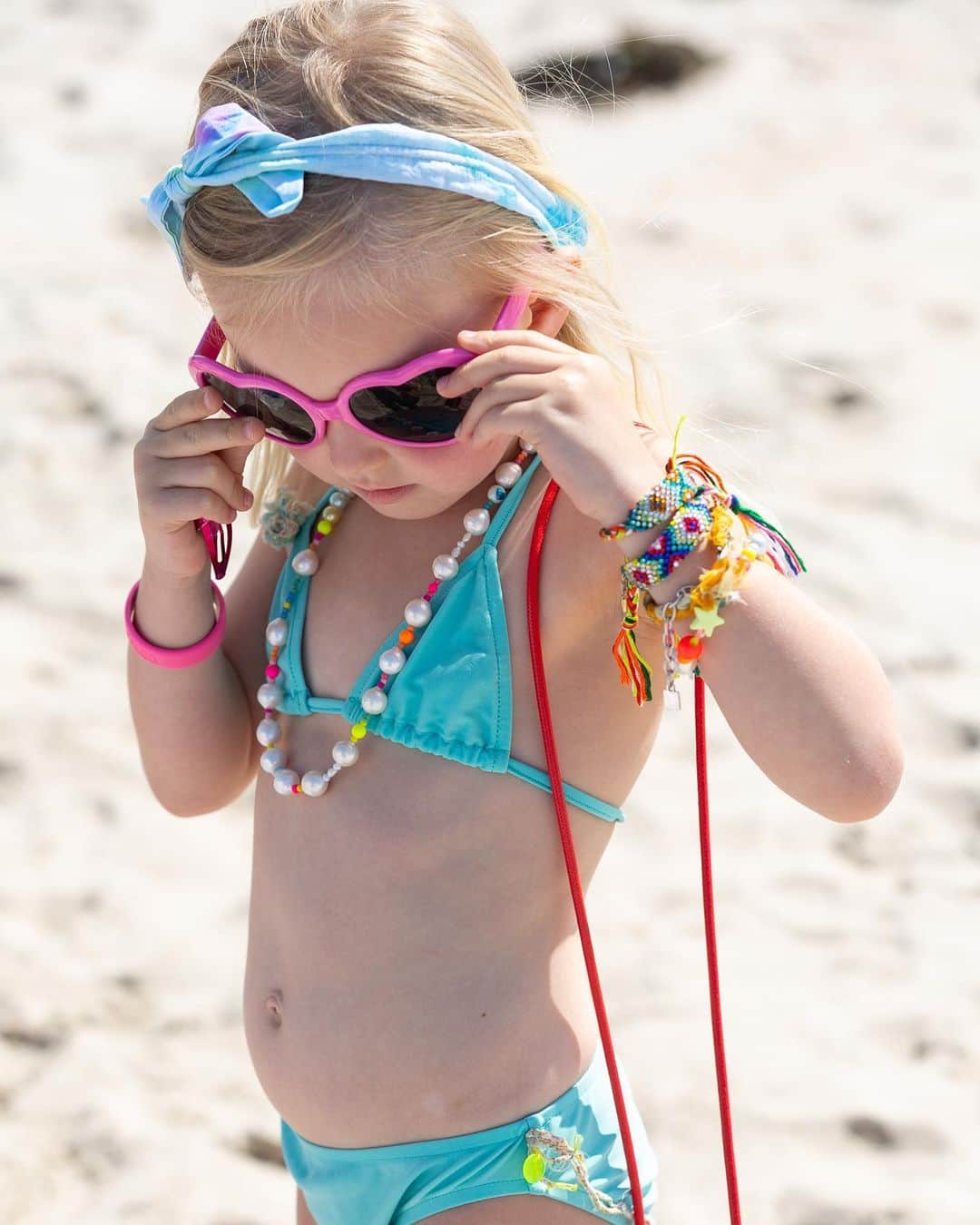 ダニジョーのインスタグラム：「BEACH 🏖 BABE ☀️ Leeloo in the new @dolorispetunia x DANNIJO kid’s friendship bracelets • tap to shop #dannijokids」