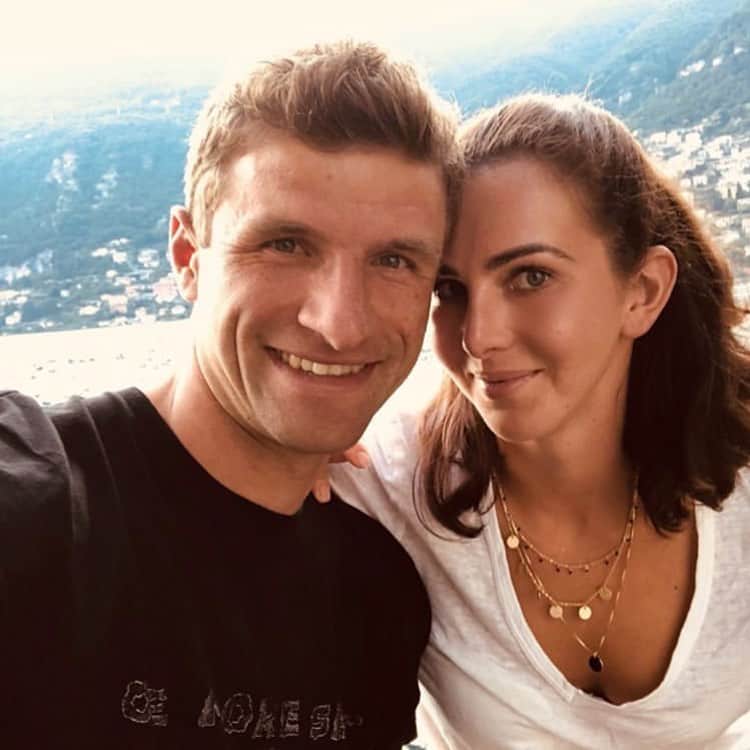 トーマス・ミュラーのインスタグラム：「Beautiful holidays 😘☀️ #esmuellert #diemuellers #couple #vacancy #urlaub」