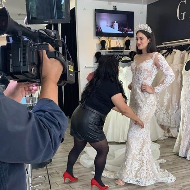 Primer Impactoさんのインスタグラム写真 - (Primer ImpactoInstagram)「Johanna Hernández podría ser una de las encargadas de diseñar el vestido de novia de Chiquis Rivera. La diseñadora de origen salvadoreño no revela mucho pero nos da consejos de lo que podría ser el vestido de boda de Chiquis. Esta tarde en #PrimerImpacto.」6月27日 5時05分 - primerimpacto