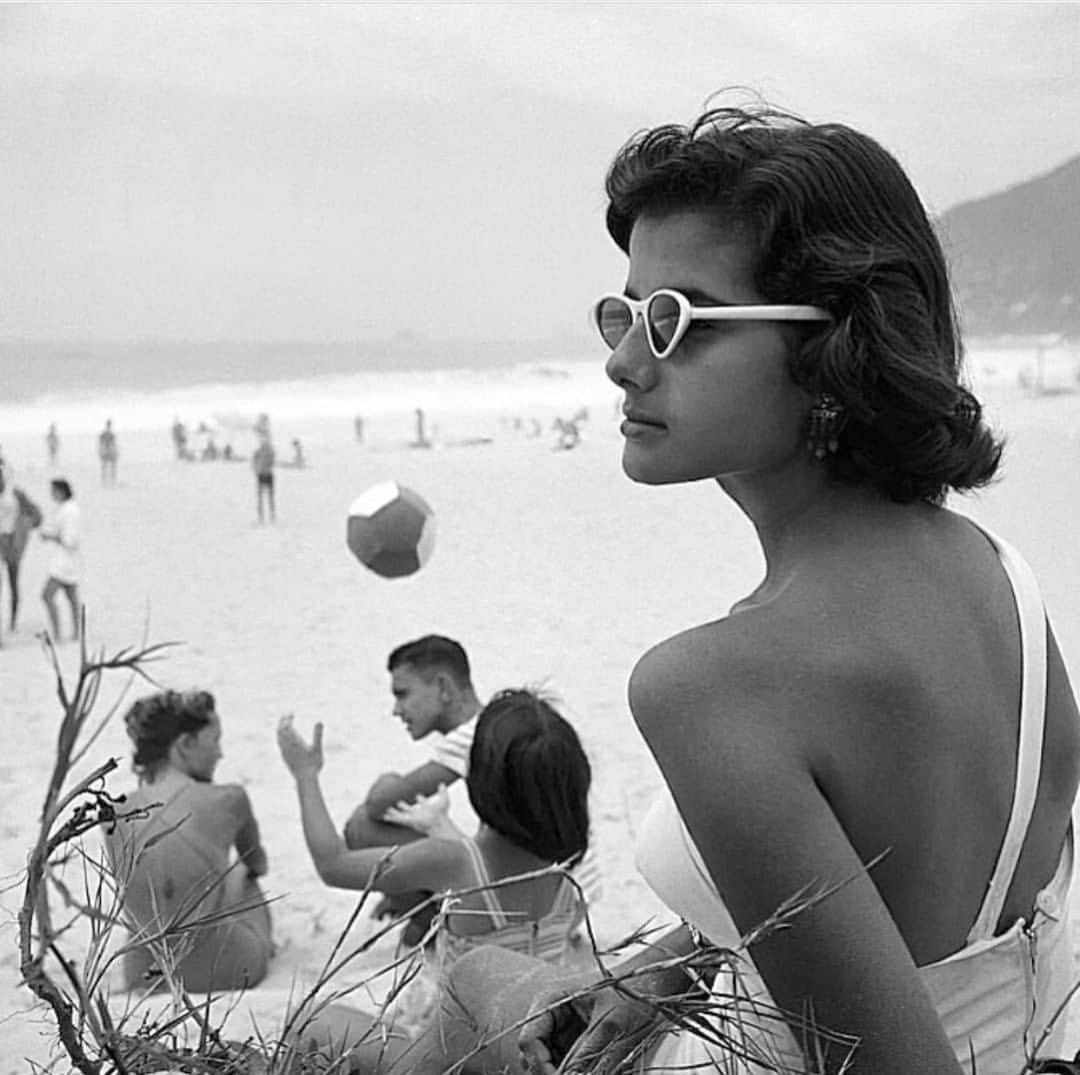 Meganさんのインスタグラム写真 - (MeganInstagram)「Beach time Brasilia, José Medeiros, 1950s⁠ ⁠ ⁠ #brasilia #JoséMedeiros #summertime #sunglasses」6月27日 5時10分 - zanzan_domus
