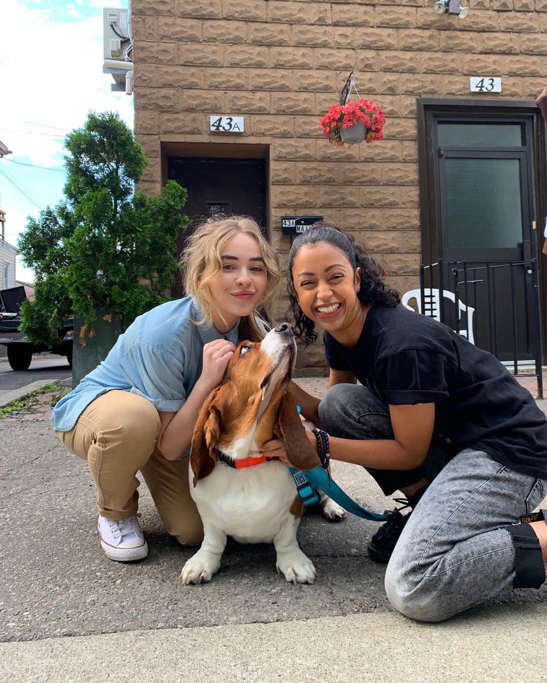 サブリナ・カーペンターのインスタグラム：「(pictured left to right) me, liza, liza」