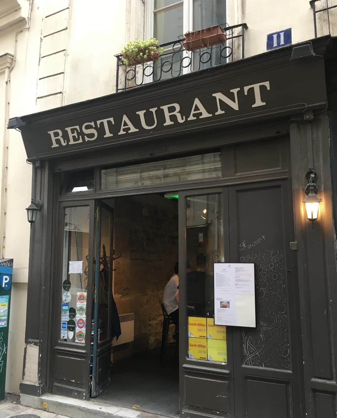 小橋めぐみのインスタグラム：「Parisでの最後の晩餐は、 お好み焼き😋 あまり小麦粉を使ってないそうで、ふわっと、サクッとしていて美味しかった〜。 塩焼きそばとソース焼きそばも、焼き枝豆も美味でした。 #okomusu #まだ眠れない」