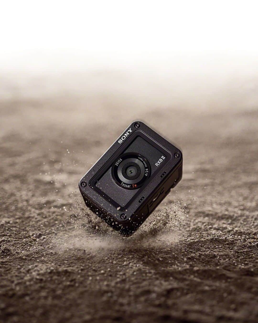 sonyさんのインスタグラム写真 - (sonyInstagram)「Tiny but tough. (The crushproof and waterproof RX0 II compact camera) #SonyRX」6月27日 5時41分 - sonyelectronics