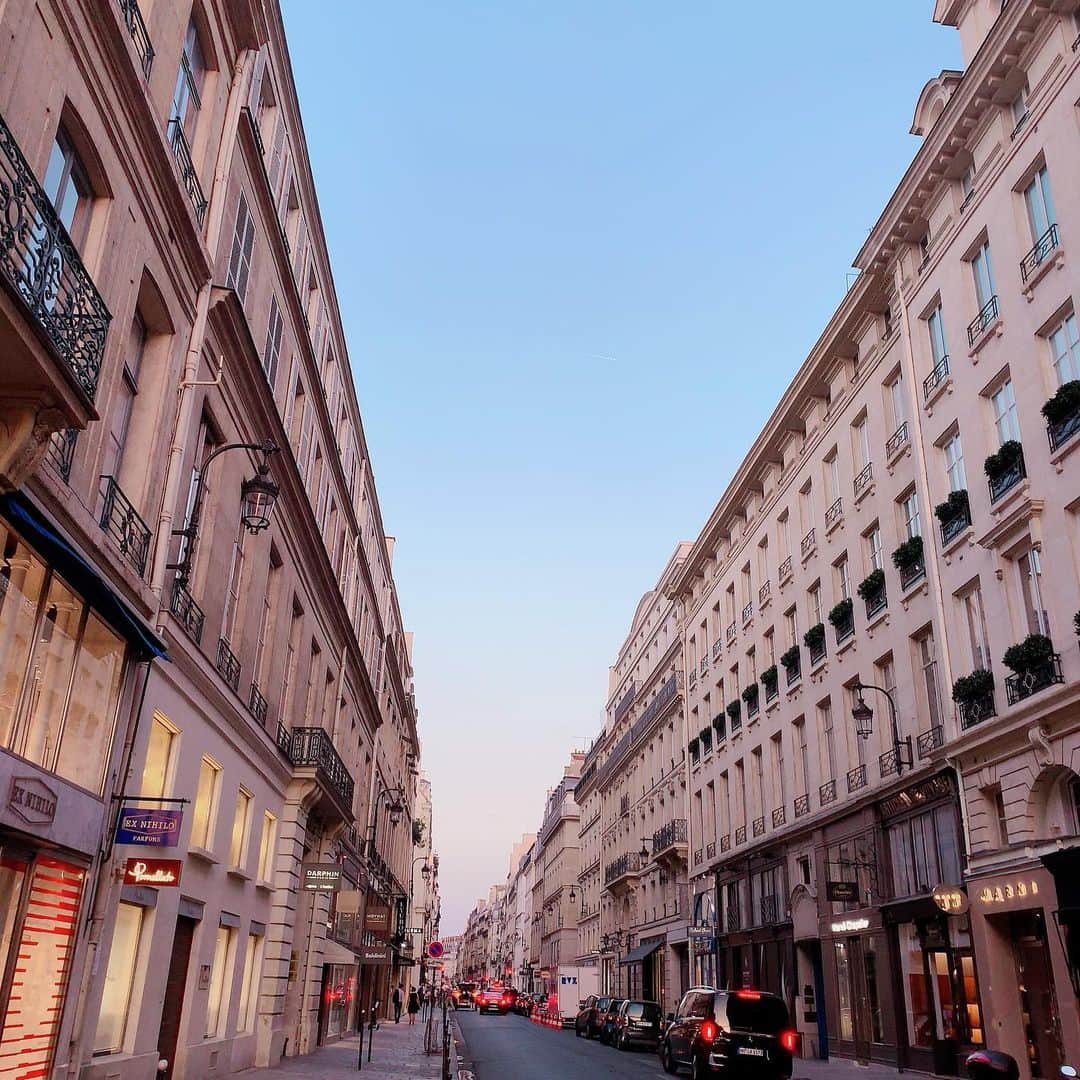 NAOMIさんのインスタグラム写真 - (NAOMIInstagram)「Paris時間の夜9時の サントノーレ通り。  まだ明るい夜✨  #parisの好き季節 #やっぱり夏が最高❤︎ #parisに暮らすように滞在中 #お休みなさい💤 @paris」6月27日 5時41分 - naominakano703