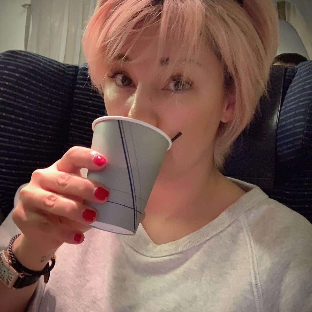 梅宮アンナさんのインスタグラム写真 - (梅宮アンナInstagram)「プレミアムクラスで✈️ ✈️✈️✈️✈️ #anaプレミアムクラス #沖縄#沖縄旅行 #スターアライアンスラウンジ #スターアライアンスゴールド」6月27日 5時41分 - annaumemiya