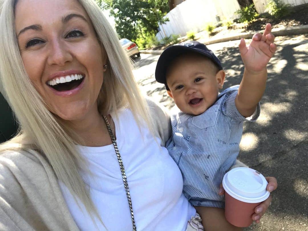ブリット・ニコルのインスタグラム：「Mornings with Eli ⛅️」