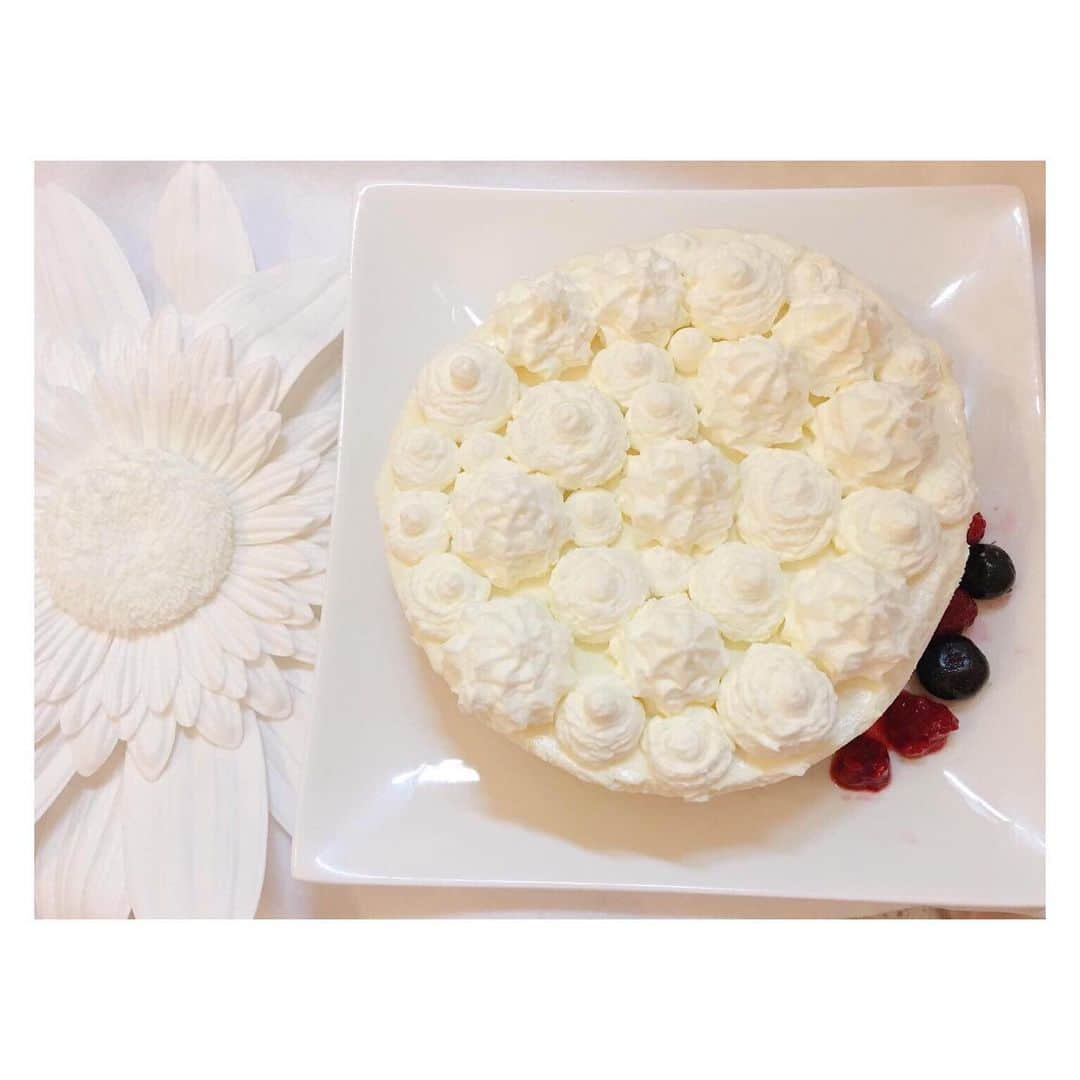 岩田陽菜さんのインスタグラム写真 - (岩田陽菜Instagram)「この間作った #レアチーズケーキ ♡🍼♡﻿ ﻿ 簡単でしたがクリーミーで美味しかったです😋﻿ ﻿ #生クリーム が硬めに泡だてたのですが、もうちょいゆるくて良かったのが反省点です。。😔﻿ ﻿ まぁ見た目より味が大事です！！！🐣💖💖﻿ ﻿ ﻿ #お菓子作り﻿ #手作りおやつ #手作りスイーツ #ケーキ #チーズケーキ #タルト #cookingram #white」6月26日 20時57分 - hina_naso_stu48