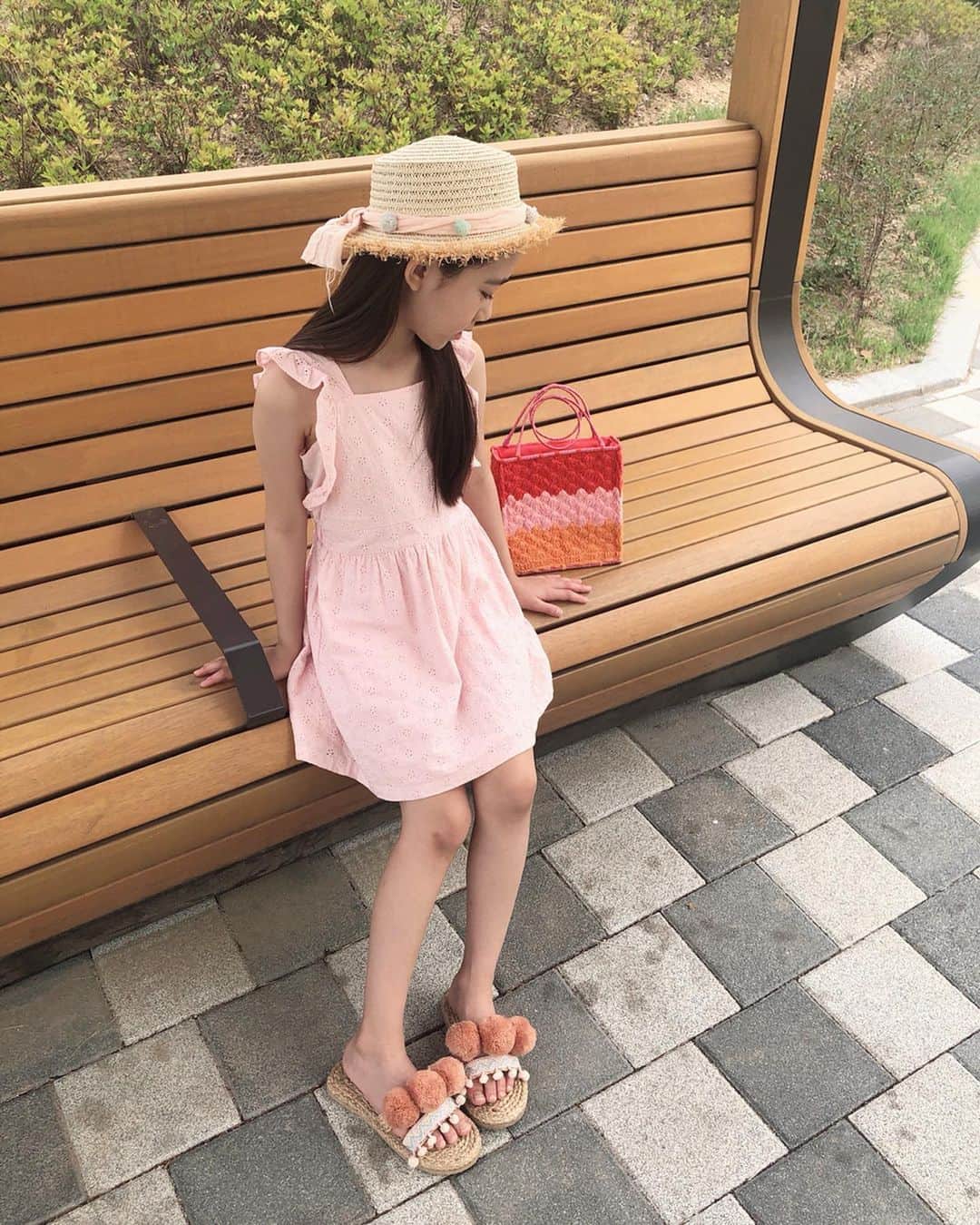 ウンチェのインスタグラム：「. 오늘은 - 유난히 -  니가 이~뻐 보인다 , (은채가 요즘 맨날 흥얼거리는 노래)  요즘 프듀에 빠진 은채 👒  그저께는 김우석 오빠 꿈꿨다고  맨날 김우석 오빠 꿈꾸고 싶다며 - (김우석은 엄마 픽이거든?😤) . . . #키즈모델#이은채 #수요일#일상#daily #라탄슬리퍼#넘예쁨」