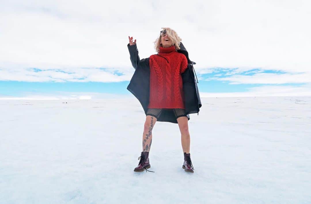 Linda Hallbergさんのインスタグラム写真 - (Linda HallbergInstagram)「Mission: put on an outfit that makes absolutely no sense at all to wear on a glacier!  Success? Yes? No?」6月26日 20時56分 - lindahallberg