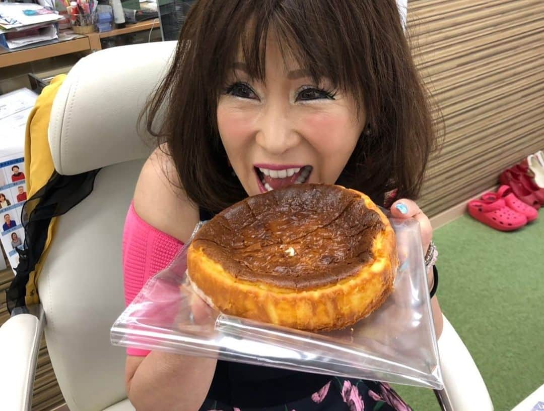 岩本初恵さんのインスタグラム写真 - (岩本初恵Instagram)「ただ今 エントリー４４周年記念 新井会長誕生日パティー お祝いの席での ご挨拶をさせて 頂きました 💕💕 会社経営は 色々な事があります 💕💕 44年の歴史は 福岡を代表する会社 エントリーグループと 言っていいと思います 💕💕 新井会長からは 沢山の学びがあります 💕💕 お金目当てで 色々言われたり 💕💕 人に騙されたり 裏切られたり 決して順調な道のりでは なかったが 💕💕 今思えば 成功する会社は 色々言われたから 騙されたから お金目当ての人が いたから 💕💕 成功したように 思えると 新井会長が 言われてました 💕💕 なるほど 何があっても愚痴らず 人を恨まず 言い訳しない企業が 成功する事を 教えて頂けました 💕💕 愛しとーとはまだまだ ２１年目 成人したばかり 💕💕 エントリーグループを 見習って 頑張って行きたいと お力を頂けたパティー ありがとう御座います めでたい席から 素敵な時間を頂きました 💕💕 #誕生日  #パティー  #株式会社  #幸せ #学び #instagram  #instagood  #love  #fun  #happy  #願いを込めて  #楽しい  #発見 #グランドハイアット」6月26日 20時49分 - hatsue_iwamoto