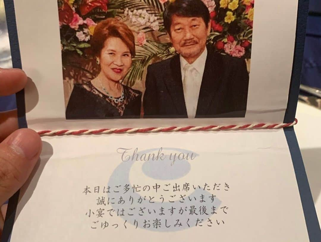 岩本初恵さんのインスタグラム写真 - (岩本初恵Instagram)「ただ今 エントリー４４周年記念 新井会長誕生日パティー お祝いの席での ご挨拶をさせて 頂きました 💕💕 会社経営は 色々な事があります 💕💕 44年の歴史は 福岡を代表する会社 エントリーグループと 言っていいと思います 💕💕 新井会長からは 沢山の学びがあります 💕💕 お金目当てで 色々言われたり 💕💕 人に騙されたり 裏切られたり 決して順調な道のりでは なかったが 💕💕 今思えば 成功する会社は 色々言われたから 騙されたから お金目当ての人が いたから 💕💕 成功したように 思えると 新井会長が 言われてました 💕💕 なるほど 何があっても愚痴らず 人を恨まず 言い訳しない企業が 成功する事を 教えて頂けました 💕💕 愛しとーとはまだまだ ２１年目 成人したばかり 💕💕 エントリーグループを 見習って 頑張って行きたいと お力を頂けたパティー ありがとう御座います めでたい席から 素敵な時間を頂きました 💕💕 #誕生日  #パティー  #株式会社  #幸せ #学び #instagram  #instagood  #love  #fun  #happy  #願いを込めて  #楽しい  #発見 #グランドハイアット」6月26日 20時49分 - hatsue_iwamoto