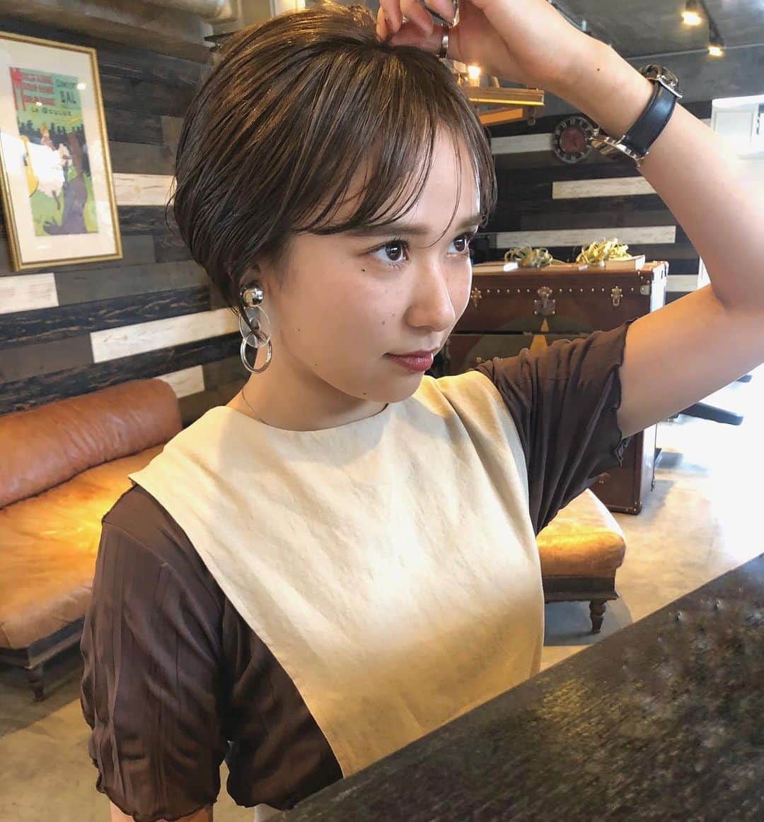 カワシリアツシのインスタグラム：「ちえみさん @cyoshi___  バッサリショート✂︎ ・ ・ ・ ・ブリーチの回数がわからない。 ・値段が気になる。 ・ダメージが心配。など なんでもご気軽にご相談ください😊 ・ ご予約やご相談はURLもしくはDM・LINEにて待ちしております🙆‍♂️ ・ ・ ・ ご予約はトップページURLをクリック😊 もしくはDMください✉️ ・ ネットで×になってても お取りできるお時間もございますので、 ご気軽にご相談ください🙆‍♂️ ・  #アディクシー #イルミナカラー  #外国人風カラー #ミニボブ #切りっぱなしボブ #ハイライト #外ハネ #グラデーション #外国人風 #ポートレート #美容室 #美容院 #美容学生 #撮影 #東京 #渋谷  #ショートヘア #グレージュ  #ブルージュ #ブリーチ #portrait #フィルムカメラ #hairstyle #ショートカット #haircolor #ハイトーン #데일리룩 #时尚 #แฟชั่น#デジキュア」