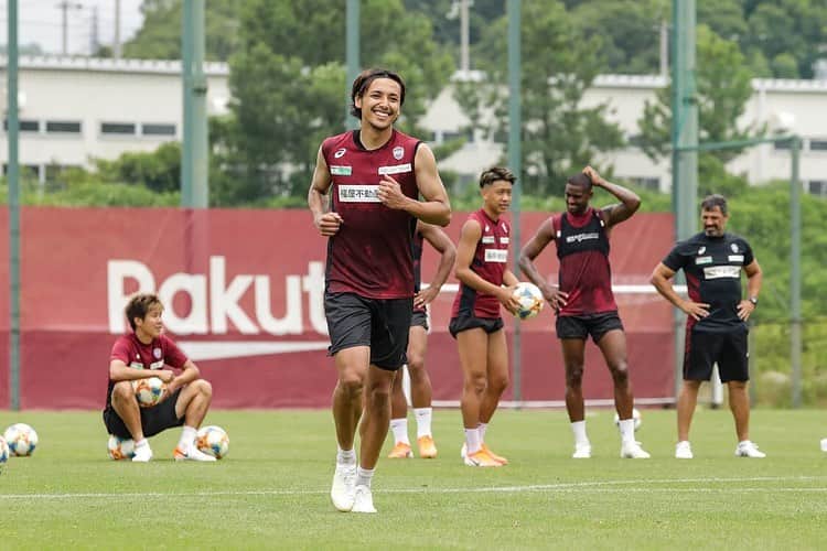 大崎玲央のインスタグラム：「Good vibes🤙🏾 #ヴィッセル神戸 #visselkobe  #wearekobe」