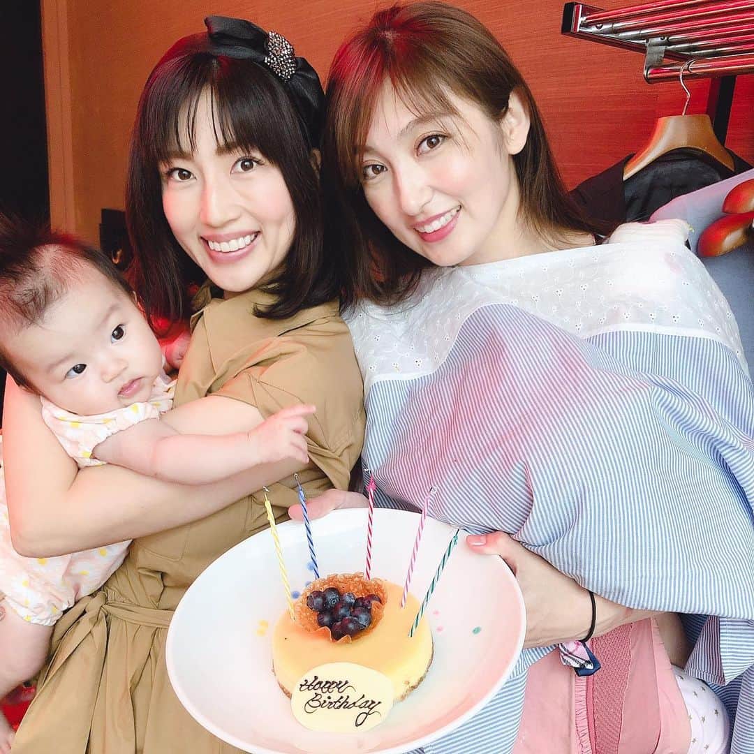 庄司ゆうこさんのインスタグラム写真 - (庄司ゆうこInstagram)「今日は悠里ちゃんにママ会誘ってもらったよ(^^) サプライズで熊田曜子さんのお誕生日お祝いも✨🎂 熊田曜子さんは娘さん3人いて子育てと仕事をバリバリ両立していて、ホント尊敬‼️✨ 先輩ママにオススメの授乳ケープやベビーに優しいお店など色々教えてもらいました💕 そしてベビー同士誕生日が一緒の美馬怜子ちゃんともいっぱいお話し出来て楽しかった🤗✨ #六本木#グランドハイアット#チャイナルーム#中華#個室ランチ#憧れの#熊田曜子#さんに会えた#サプライズバースデー#お誕生日おめでとうございます#悠里ちゃん#いつもありがとう#子連れランチ#先輩ママ#新米ママ#女の子ママ#赤ちゃんのいる生活」6月26日 20時54分 - yuko.shoji