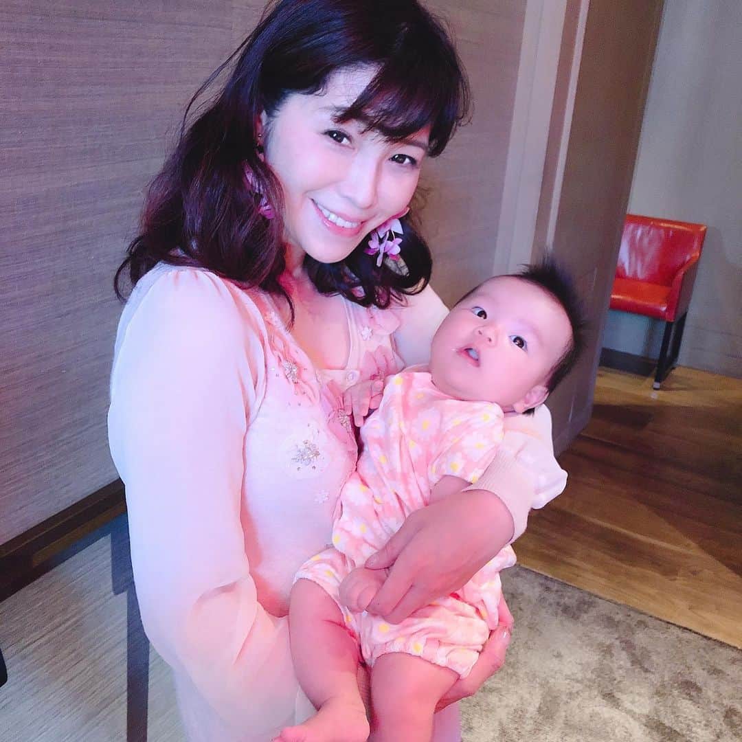 庄司ゆうこさんのインスタグラム写真 - (庄司ゆうこInstagram)「今日は悠里ちゃんにママ会誘ってもらったよ(^^) サプライズで熊田曜子さんのお誕生日お祝いも✨🎂 熊田曜子さんは娘さん3人いて子育てと仕事をバリバリ両立していて、ホント尊敬‼️✨ 先輩ママにオススメの授乳ケープやベビーに優しいお店など色々教えてもらいました💕 そしてベビー同士誕生日が一緒の美馬怜子ちゃんともいっぱいお話し出来て楽しかった🤗✨ #六本木#グランドハイアット#チャイナルーム#中華#個室ランチ#憧れの#熊田曜子#さんに会えた#サプライズバースデー#お誕生日おめでとうございます#悠里ちゃん#いつもありがとう#子連れランチ#先輩ママ#新米ママ#女の子ママ#赤ちゃんのいる生活」6月26日 20時54分 - yuko.shoji