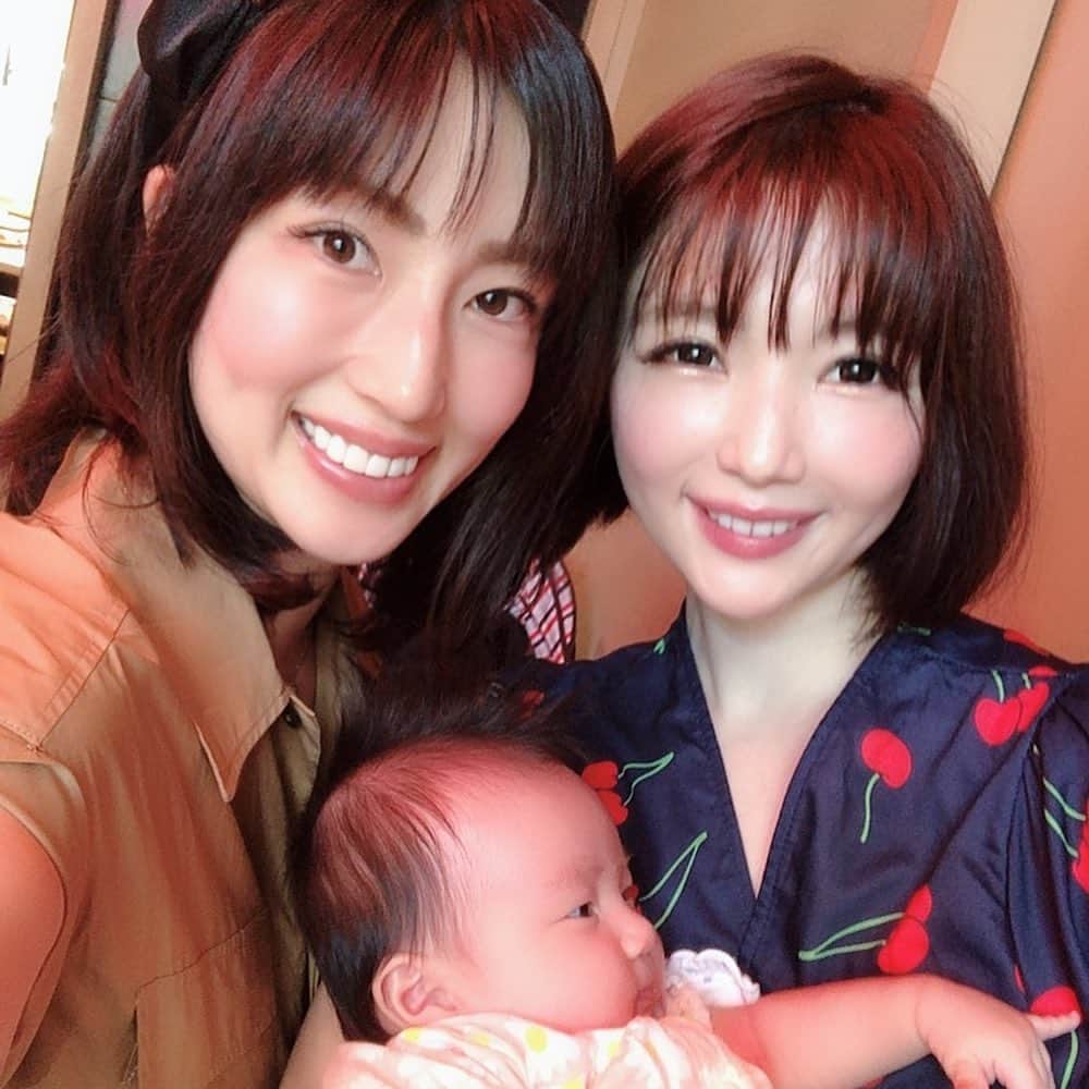 庄司ゆうこさんのインスタグラム写真 - (庄司ゆうこInstagram)「今日は悠里ちゃんにママ会誘ってもらったよ(^^) サプライズで熊田曜子さんのお誕生日お祝いも✨🎂 熊田曜子さんは娘さん3人いて子育てと仕事をバリバリ両立していて、ホント尊敬‼️✨ 先輩ママにオススメの授乳ケープやベビーに優しいお店など色々教えてもらいました💕 そしてベビー同士誕生日が一緒の美馬怜子ちゃんともいっぱいお話し出来て楽しかった🤗✨ #六本木#グランドハイアット#チャイナルーム#中華#個室ランチ#憧れの#熊田曜子#さんに会えた#サプライズバースデー#お誕生日おめでとうございます#悠里ちゃん#いつもありがとう#子連れランチ#先輩ママ#新米ママ#女の子ママ#赤ちゃんのいる生活」6月26日 20時54分 - yuko.shoji