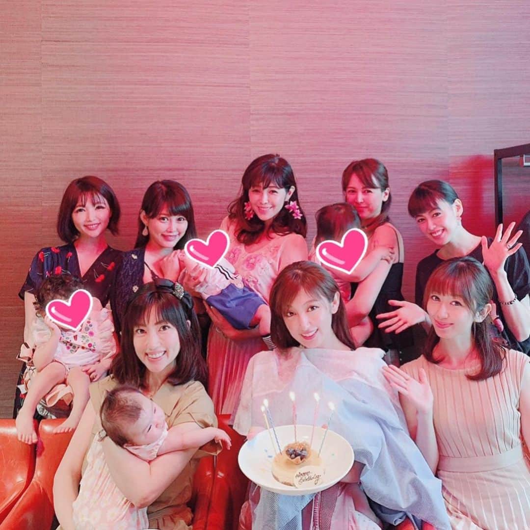 庄司ゆうこさんのインスタグラム写真 - (庄司ゆうこInstagram)「今日は悠里ちゃんにママ会誘ってもらったよ(^^) サプライズで熊田曜子さんのお誕生日お祝いも✨🎂 熊田曜子さんは娘さん3人いて子育てと仕事をバリバリ両立していて、ホント尊敬‼️✨ 先輩ママにオススメの授乳ケープやベビーに優しいお店など色々教えてもらいました💕 そしてベビー同士誕生日が一緒の美馬怜子ちゃんともいっぱいお話し出来て楽しかった🤗✨ #六本木#グランドハイアット#チャイナルーム#中華#個室ランチ#憧れの#熊田曜子#さんに会えた#サプライズバースデー#お誕生日おめでとうございます#悠里ちゃん#いつもありがとう#子連れランチ#先輩ママ#新米ママ#女の子ママ#赤ちゃんのいる生活」6月26日 20時54分 - yuko.shoji