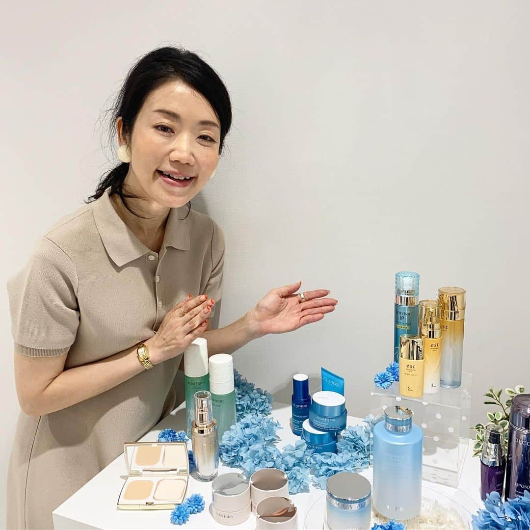 MAQUIA ONLINEさんのインスタグラム写真 - (MAQUIA ONLINEInstagram)「先日、MAQUIAでお馴染みの美容コーディネーター・弓気田みずほさんとPanasonic Beauty Salonによる、「シーズンビューティセミナー」を受講してきました。 テーマは、肌トラブルを防ぐ基本となる「保湿ケア」。 セミナーでは、肌が乾燥する原因からおすすめのお手入れ法、コスメ選びのコツまで、わかりやすくレクチャーしていただき、最後はスキンケアの効果をさらに高める「Panasonic beauty PREMIUM イオンエフェクター＜高浸透タイプ＞ EH-XT40」で美肌ケア。 化粧水、美容液、乳液、クリーム、イオンエフェクターという、贅沢なフルコースでしっかりお手入れした甲斐あって、セミナー終了後はどんより肌がパッと明るく、ハリのあるもちもち肌に！  次回の「シーズンビューティセミナー」のテーマは、『～毛穴悩みはこれで解決！真夏もなめらか肌をキープするスキンケア～』です。黒ずみ・開き・たるみなど、毛穴悩みがいっそう深まる季節に備え、普段のお手入れを見直して、さらなる美のアップデートを！ 「シーズンビューティセミナー」 日時：7月24日（水）18:30～20:00、7月25日（木）18:30～20:00  場所：Panasonic Beauty Salon 銀座 4階 Beauty Creative SQUARE 参加費： 3000円 ★事前予約制 ※詳しくはコチラ https://panasonic.jp/beauty/salon.html#seasonbeauty  WEB編集N #パナソニックビューティサロンギンザ #弓気田みずほ #スキンケア #保湿ケア #maquia #maquiaonline #マキア #マキアオンライン」6月26日 20時56分 - maquia.magazine