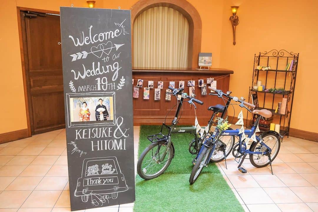 ヴィラデマリアージュさいたまのインスタグラム：「—Party Report— . Be happy & smile Keisuke & Hitomi's mariage . 結婚式には今まで出会った大切な方を 全員呼びたい！とおっしゃるおふたり . 大好きな方々のおかげで私たちは たくさんの“笑顔と幸せ”をもらった・・・ . そして未来も笑顔の絶えない 幸せな家庭を築いていくというお二人の誓い。 . そんな素敵なお二人が付けたWedding name・・・それは【Be happy & smile】 . アーティストのSuperflyが好きなおふたり Superflyの世界観×おふたりのライフスタイルitem . コーディネートはパーティが開かれる 邸宅の玄関口から始まりました・・・ . ゲストの方々にも協力をいただき たくさんのSmilede溢れたHappyな Bon Mariage！ . #villasdesmariages#ヴィラデマリアージュ#ヴィラデマリアージュさいたま#結婚式レポート#結婚式場#ウェディング#wedding#ブライダル#式場見学#大宮結婚式場#結婚式場探し#式場探し#南フランス#プロヴァンス #ウェディングネーム#weddingname#コンセプトウェディング#プレ花嫁#プレ花嫁準備#プレ花嫁さんと繋がりたい#卒花嫁#卒花嫁レポ#卒花嫁さんとも繋がりたい#ウェディングフォト#weddingphotography#weddingphoto」