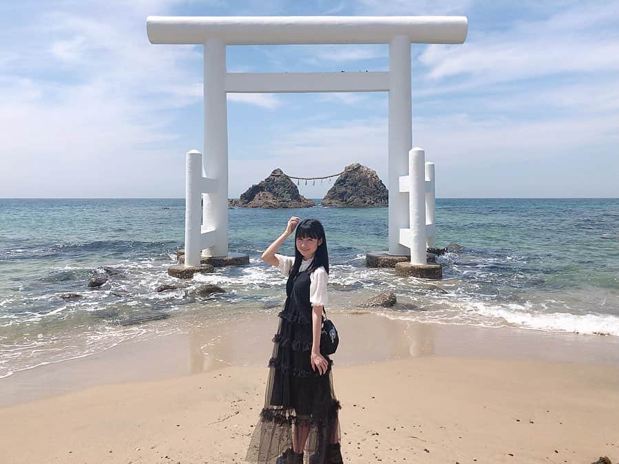 今村麻莉愛のインスタグラム：「. 夫婦岩♡♡ ・ 白の鳥居がすっごく綺麗でした✨ ・ ・ #糸島 #夫婦岩  #二見ヶ浦  #インスタ映え  #インスタ映えスポット  #hkt48 #今村麻莉愛」