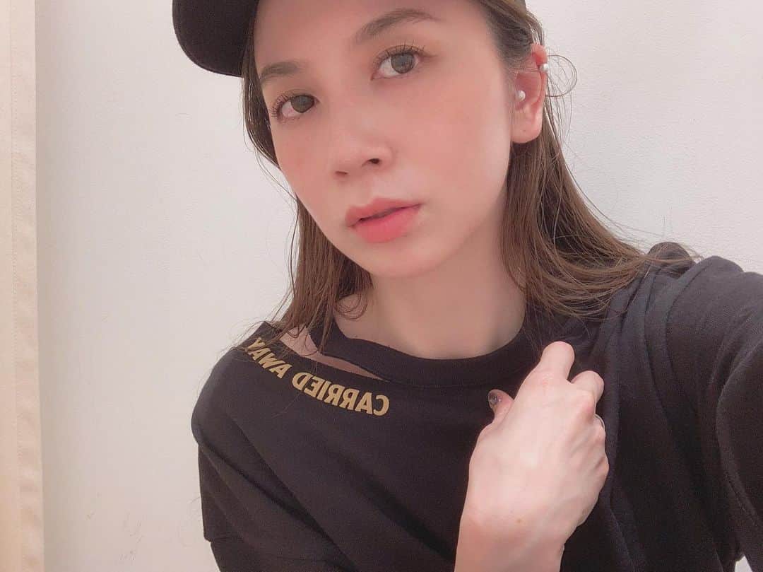 ungrid_minamiのインスタグラム：「. 今日の新作のTシャツ2枚ともかわいいんだ🤟🏾 @ungrid_official @ungrid_staffsnap #Ungrid#アミュプラザ博多」