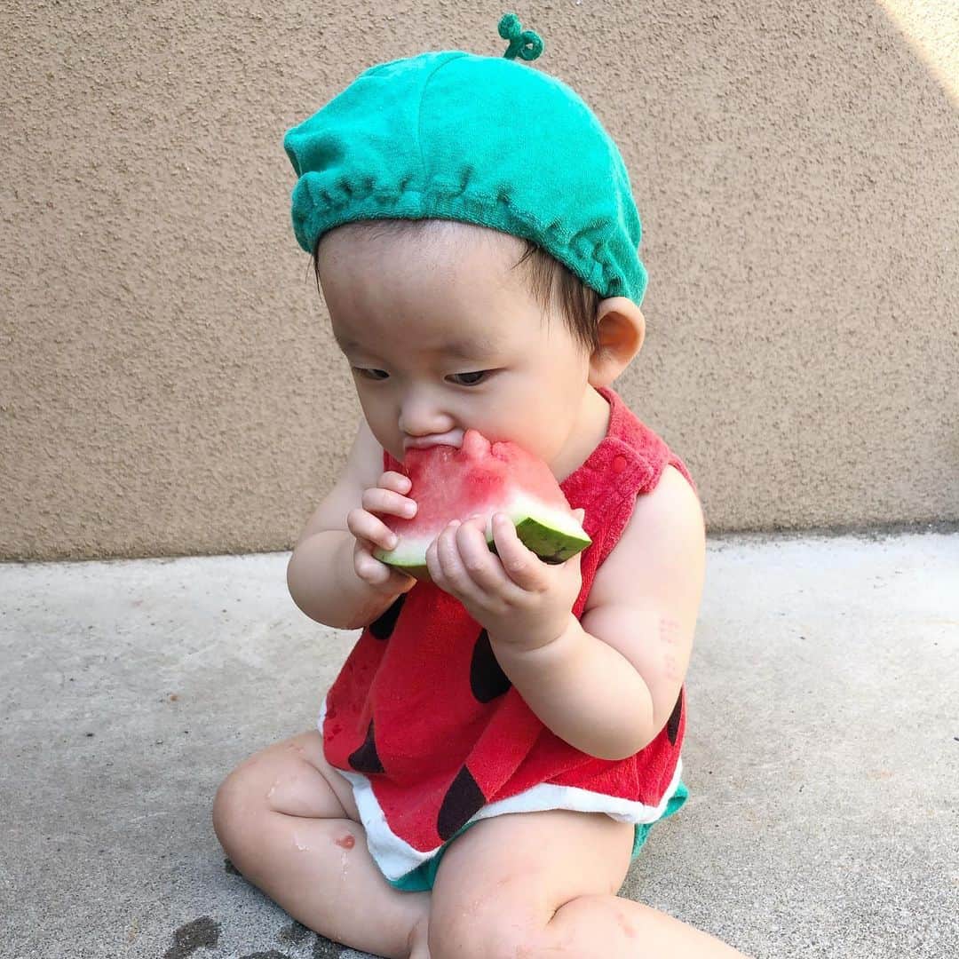 ᴋᴀɴᴀᴋöさんのインスタグラム写真 - (ᴋᴀɴᴀᴋöInstagram)「watermelon boy 🍉🍉🍉 食べ終わると、もっとー！って 泣くほど 大好きな #スイカ 👶🏻🍉✨ * フルーツ 大好きだから、季節の果物は、 たくさん食べさせてあげたいな🍓🥝🍌🍑🍊🍇🍎 * #すいか#フルーツ#おやつ#大好き#1歳2ヶ月#男の子#instalove」6月26日 20時59分 - kanakokko_34_