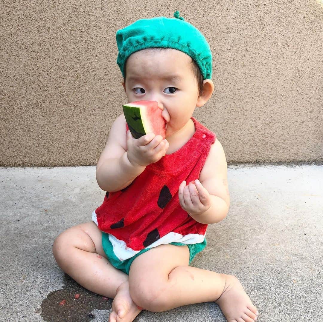 ᴋᴀɴᴀᴋöさんのインスタグラム写真 - (ᴋᴀɴᴀᴋöInstagram)「watermelon boy 🍉🍉🍉 食べ終わると、もっとー！って 泣くほど 大好きな #スイカ 👶🏻🍉✨ * フルーツ 大好きだから、季節の果物は、 たくさん食べさせてあげたいな🍓🥝🍌🍑🍊🍇🍎 * #すいか#フルーツ#おやつ#大好き#1歳2ヶ月#男の子#instalove」6月26日 20時59分 - kanakokko_34_