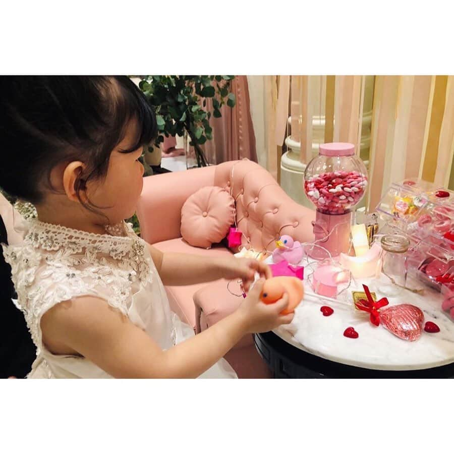 ゼクシィさんのインスタグラム写真 - (ゼクシィInstagram)「【ロマンチックウエディングなトータルコーディネート🌹💞-後編-】 . 前回投稿に引き続きとってもロマンチックな トータルコーディネートをしている 先輩花嫁さんをピックアップ！ では、後編に参りましょう😆🎵 . 1-6枚目は花嫁さんがDIYされた席札たち😍 なんとその数、約50個😳！！✨ クレイ（粘土）で作ったお花の席札は それぞれデザインも違っていて可愛すぎる☺️💞 . 7-9枚目は、主役の一人、とってもかわいらしい 娘さん用のコーナー👧🏻💗💗 なんと子供用のミニソファを持ち込んで 子供用高砂席を作っちゃったんだとか😯✨ 隣のミニテーブルには、ピンクで揃えた お菓子やおもちゃを並べて🍭🍬💜 コーディネートも、夢中で遊んでいる娘さんも 可愛すぎる😝💘！！ . @ss39_wedding さま 素敵なお写真の数々ありがとうございました🌟 . +♥+:;;;:+♥+:;;;:+♥+:;;;:+♥+:;;;:+♥+:;;;:+♥ . プロポーズから結婚式まで素敵なお写真募集中！ . ゼクシィ公式アカウントでお写真を紹介してみませんか？ 【#ゼクシィ2019】 を付けて投稿してください📷❣️ . +♥+:;;;:+♥+:;;;:+♥+:;;;:+♥+:;;;:+♥+:;;;:+♥ . ▼花嫁さんダウンロード数No.1 ゼクシィアプリはURLから🌹 @zexyrecruit . #席札#席札diy#手作り席札#席札手作り#高砂ソファ _ #高砂コーディネート#高砂装花#高砂装飾#メインテーブル#テーブルコーディネート#ウェディングヘア#ファミリー婚#ママ花嫁#パパママ婚 _ #2019冬婚#2019秋婚#2019夏婚#ファミリーウェディング#結婚準備#結婚式準備#全国のプレ花嫁さんと繋がりたい#日本中のプレ花嫁さんと繋がりたい#ウェルカムスペース装飾#ウェルカムスペース _ #アーフェリーク迎賓館小倉#ゼクシィ#ちーむゼクシィ#プロポーズされたらゼクシィ」6月26日 21時00分 - zexyrecruit