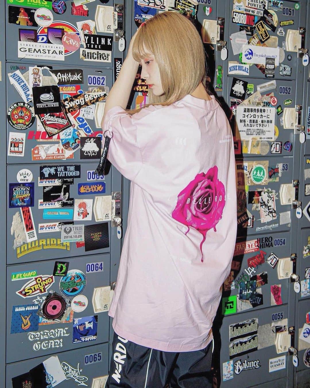 RINA（鈴木理菜）さんのインスタグラム写真 - (RINA（鈴木理菜）Instagram)「SCANDAL RINA × NERDUNIT﻿ ﻿ ストリートファッションブランド(@nerdunit.jp)との﻿ コラボレーションアイテムの発売が決定しましたー！﻿ ﻿ 写真ではXLを着用してます﻿ 袖に付けた揺れるスティッチがポイント﻿ 男女共に着て頂けます﻿ ﻿ 購入者の中から抽選で、﻿ ご購入商品を私から手渡しさせて頂きます！﻿ 事前予約のみの販売(プロフィールのURLからお願いします) ﻿ ﻿ 【イベント情報】﻿ 開催日：8月31日(土)15:00～17:00﻿ 開催場所：都内某所﻿ （※詳細は当選者の方のみにお知らせいたします。）」6月26日 21時00分 - urarina821