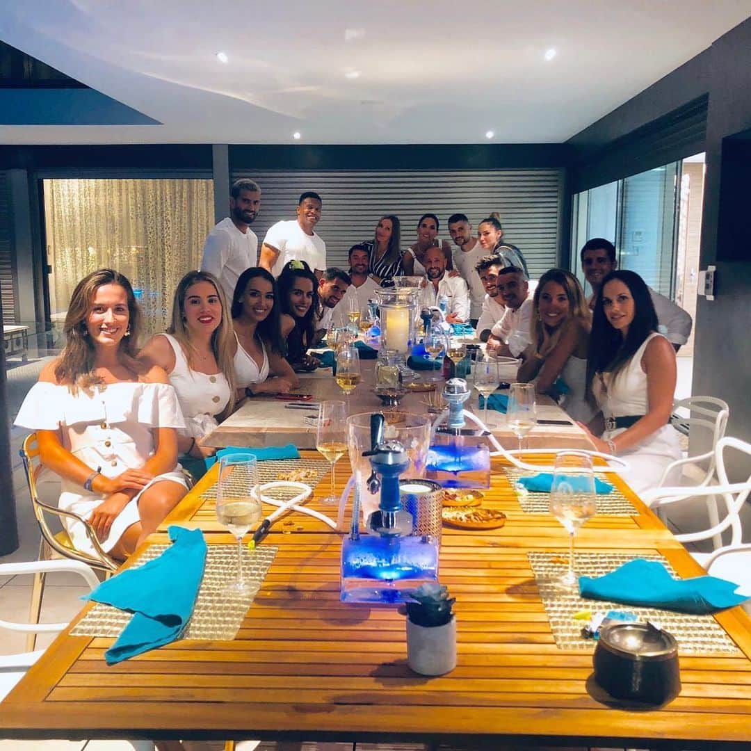 ヘスス・フェルナンデス・サエスのインスタグラム：「Pedazo de noche 🎉 🎈 ⠀⠀⠀⠀⠀⠀⠀⠀⠀ Todo espectacular como siempre @preinaofficial @yolanda.ruiz.25 . ⠀⠀⠀⠀⠀⠀⠀⠀⠀ ⠀⠀⠀⠀⠀⠀⠀⠀⠀ @i.aspas10  @juliobaptistaoficial  @mateomusacchio  @alvaromorata  @11riera11 ⠀⠀⠀⠀⠀⠀⠀⠀⠀ ⠀⠀⠀⠀⠀⠀⠀⠀⠀ 🕺💥」