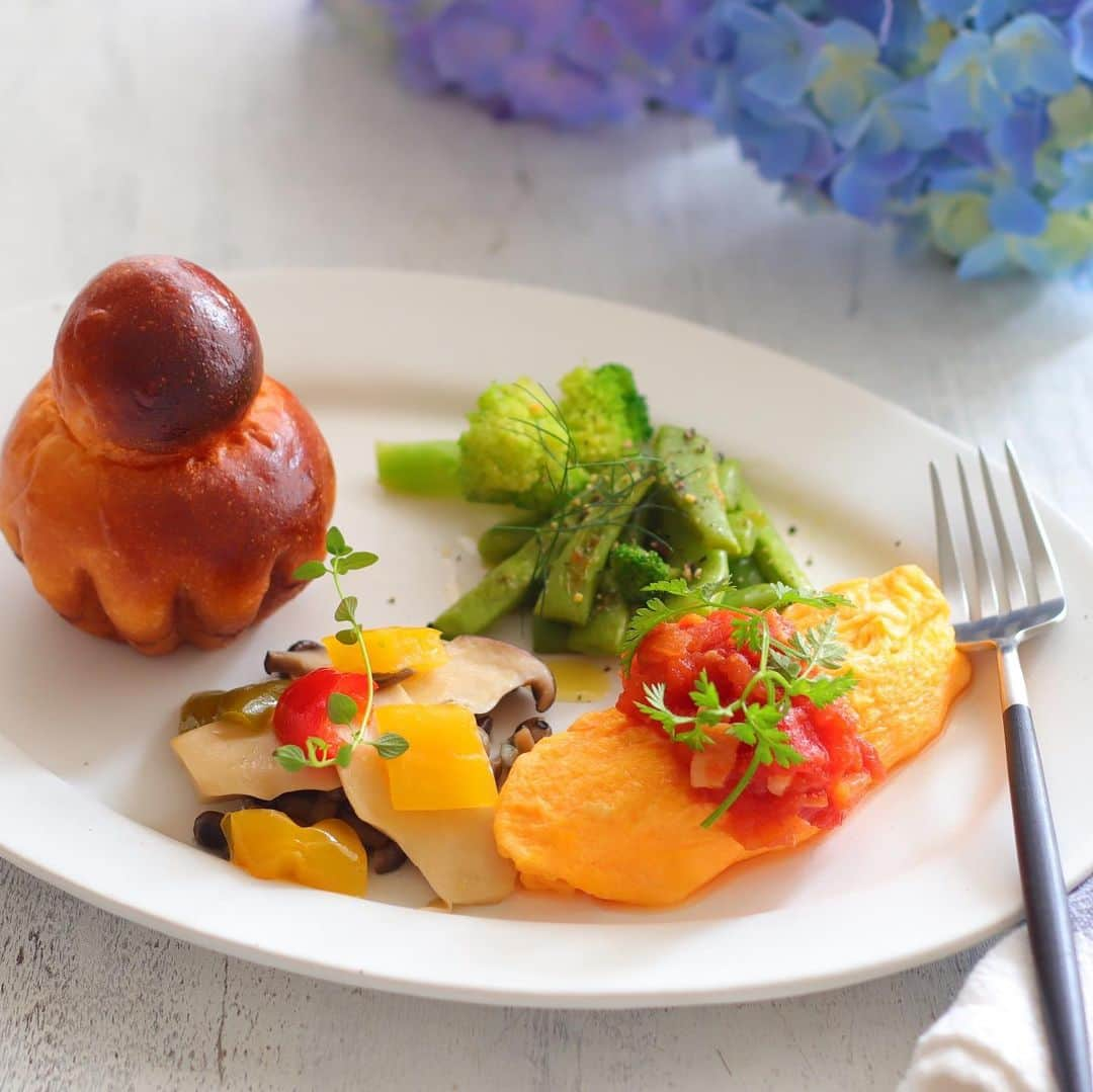 あいりおーさんのインスタグラム写真 - (あいりおーInstagram)「何個でも食べられちゃう軽いブリオッシュ焼きましたー🥐. . なぜ軽いかって❓ஐ(๑´ლ`๑)♡.. . プレミアムグランデというハイコンパウンドバターを使って作ったから꒰๑•‧̮ૣ•ૣ๑꒱*･.｡ . . コンパウンドバターとは動物性油脂と植物性油脂を混合したもの。. . フランス産バターを配合しているのでバターに負けないいい香りです。꒰๑•‧̮ૣ•ૣ๑꒱*･.｡ . . 違いといえば少しバターより柔らかいけど、逆に言えば柔らかいからこそ作業性がいいです。. . バターを使ってるレシピにそのまま置き換えられるので便利٩(๑′∀ ‵๑)۶•*¨*•.¸¸♪. . 6/2816時までなんと550円！(税抜き). . 良かったらチェックしてみてくたさいね！. . レシピはプロフィールのハイライトにリンク先あります。꒰๑•‧̮ૣ•ૣ๑꒱*･.｡ . . . . #プレミアムグランデ#ブリオッシュ#あいりおーパン#instagramjapan #kurashiru #kurashirufood #デリスタグラマー#キナリノ#おうちごはん#limia#delimia#デリミア#フーディーテーブル #製菓材料ならコッタ #コッタ #instagramjapan #igersjp #Instagram #delistagrammer #レシピもコッタ #お菓子作りならコッタ」6月26日 21時04分 - airio830