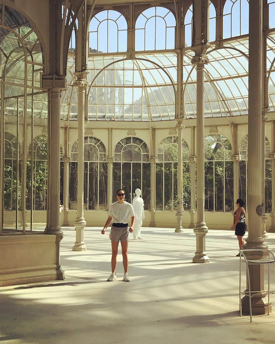 松島エミのインスタグラム：「Can you spot the statue? #charlesray #palaciodecristal」