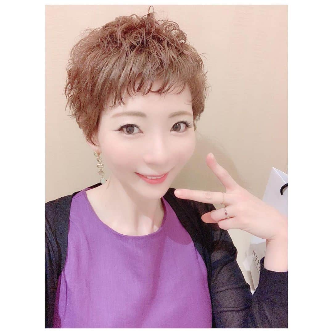 扇けいさんのインスタグラム写真 - (扇けいInstagram)「やりたいやりたいと言い続けたベリーショート！！ とうとうやったりましたー笑 今日はよう分からんけど #天赦日 という良い日らしいからタイミングばっちりだな⭐️ これでショート欲も落ち着くかな笑 今回も #bekkuhairsalon の別宮さんにお願いしました✨ 別宮さんも楽しそうに切ってたなぁ笑笑 ＊ #ベリーショートヘア #ベリーショート女子 #ベリーショートパーマ #人生初の短さ #男役の時より短い」6月26日 21時06分 - kei.ohgi