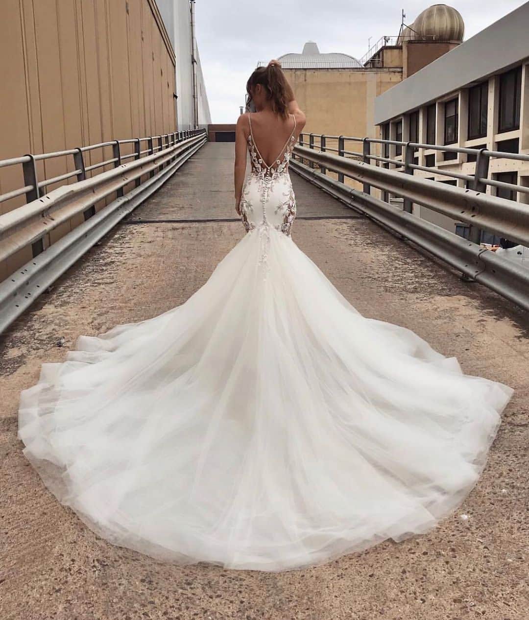 Wedding Lifeのインスタグラム：「YES! Goals!😍 ”Ovia” by @enzoani Tag your girls below •  @enzoani @enzoani  @enzoani」