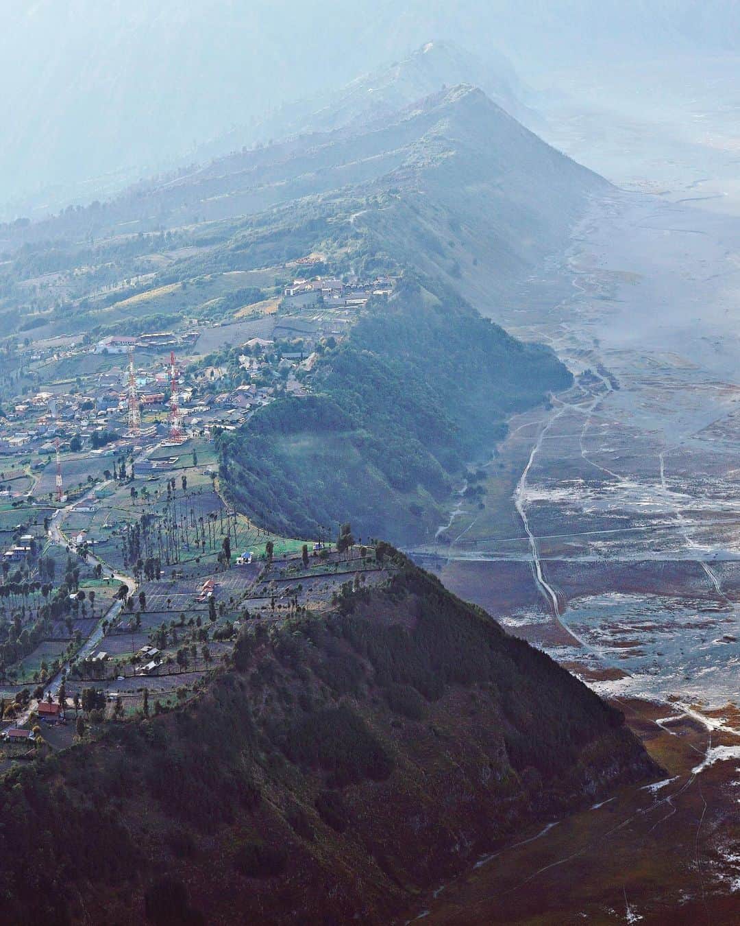 Koichiのインスタグラム：「. . Edge town . Mt. Bromo, East Java, Indonesia .」