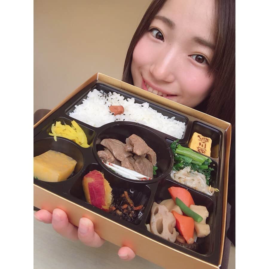 有明ゆなさんのインスタグラム写真 - (有明ゆなInstagram)「お昼のお弁当が豪華すぎた(⁎⁍̴̆Ɛ⁍̴̆⁎)♡ 牛タン弁当！！！ 牛タン大好きだから嬉しかった♪ にやにやがとまらないよね♡ . . . . #有明ゆな #ちっぱい #シンデレラバスト #お弁当 #おべんとう #お昼ご飯 #お昼 #お昼ごはん #牛タン #牛タン弁当 #豪華 #徳川庵 #牛タン専門店 #グラドル #収録 #アシスタント」6月26日 21時08分 - ariake_yuna