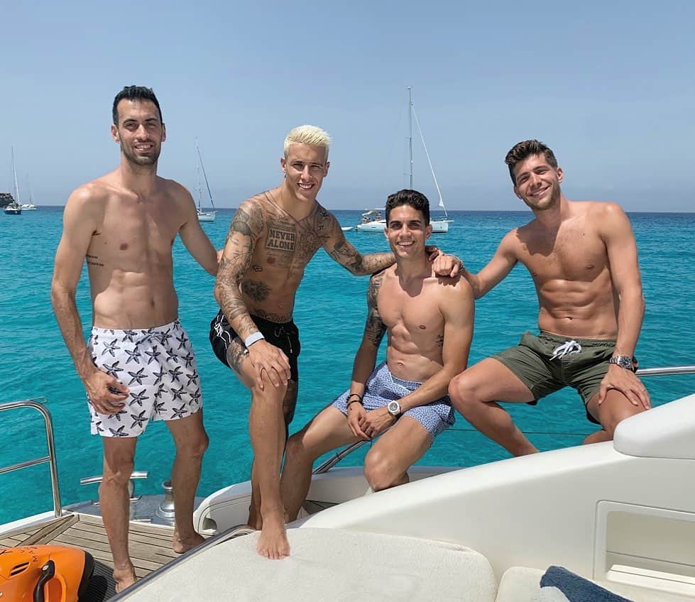 のインスタグラム：「El Equipo A😀💚 A quien no le ha dado el sol aún?🙄😜 #Friends #holidays @sergiroberto @marcbartra @5sergiob」