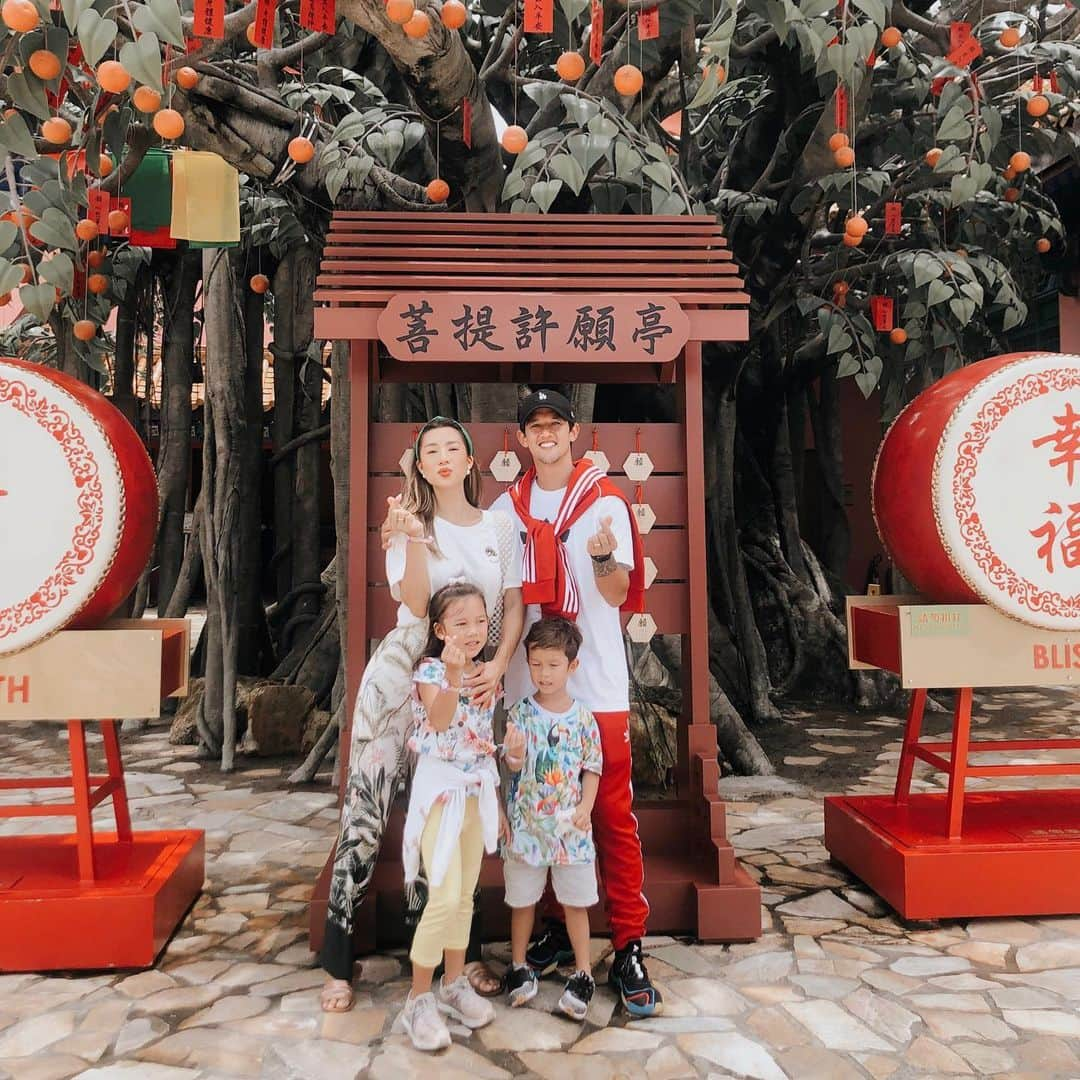 Jennifer Bachdimさんのインスタグラム写真 - (Jennifer BachdimInstagram)「#teamBachdim loves Hong Kong ❤️ . . This picture was taking after our ride with the amazing crystal floor cable car 🚠❤️ We arrived at the beautiful Ngong Ping Village which had so much to offer, beautiful scenery, Big Buddha, Po Lin Monastery, The Art of Chocolate Hong Kong, little stores, vegetarian food and I could go on and on... MUST GO TO if you’re in Hong Kong ❤️🙏🏼🥰 #discoverHongKong #HongKong #NgongPing #BodhiTree」6月26日 21時17分 - jenniferbachdim