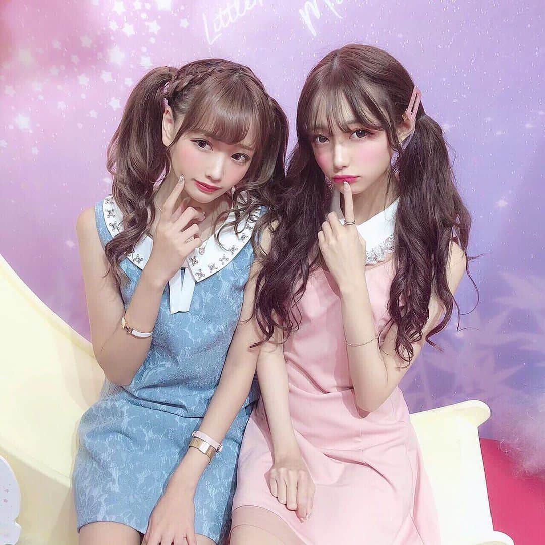 あやちゃんさんのインスタグラム写真 - (あやちゃんInstagram)「さきぼんとキキララ展に行ってきた💗☁️🌙@kikilala_milkywaymuseum 2人でエミリアウィズのワンピにメゾンドプリエのバッグでキキララカラーで合わせて行ってきたよ💙💗 このバッグ荷物多い私達には助かるサイズ🤣💗💗 キキララちゃんも来ててめっちゃ可愛かったなあ😍😍✨ #MILKYWAYMUSEUM #キキララ七夕 #キキララ #リトルツインスターズ #ききらら #キキララコーデ #キキララカフェ #キキララカラー #サンリオ #サンリオピューロランド #サンリオ好き #双子コーデ #シミラールック #サンリオコーデ #パステル #パステルコーデ #ついんてーる #ツインテール #エミリアウィズ #emiriawiz #メゾンドプリエ #キャットストリート #表参道 #表参道カフェ #明治神宮前カフェ」6月26日 21時17分 - aya.you.love.r