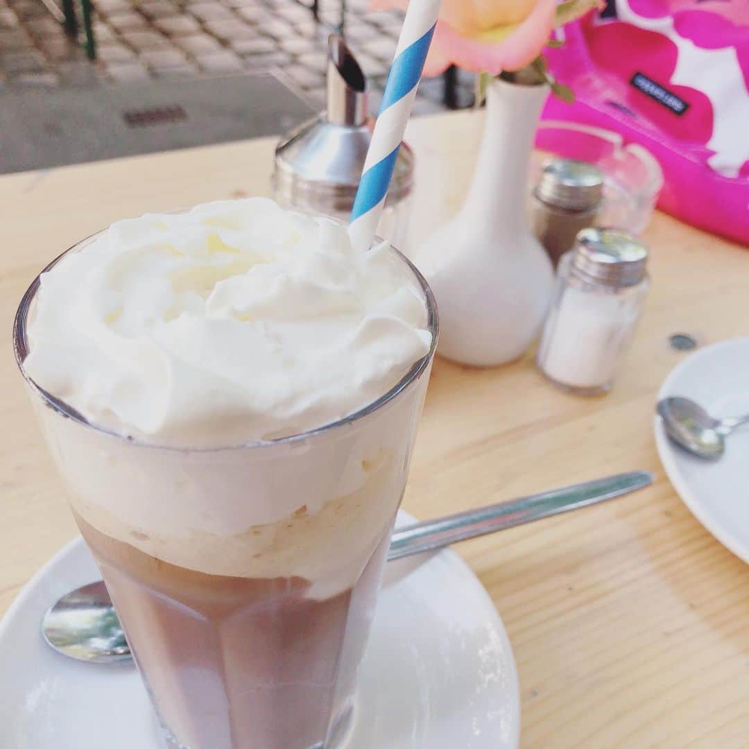 遠乃歌波さんのインスタグラム写真 - (遠乃歌波Instagram)「小鳩と恒例の海外カフェ巡り( ´∀｀)💕in ドイツでした💕  今日がヨーロッパツアー！ ラスト一本✨Hamburg！ 楽しみます💕 頑張ります！！！！！💕 #bandmaid #wdbm #激動 #gekido #cafe #ドイツ #germany🇩🇪」6月26日 21時18分 - kanami_bandmaid