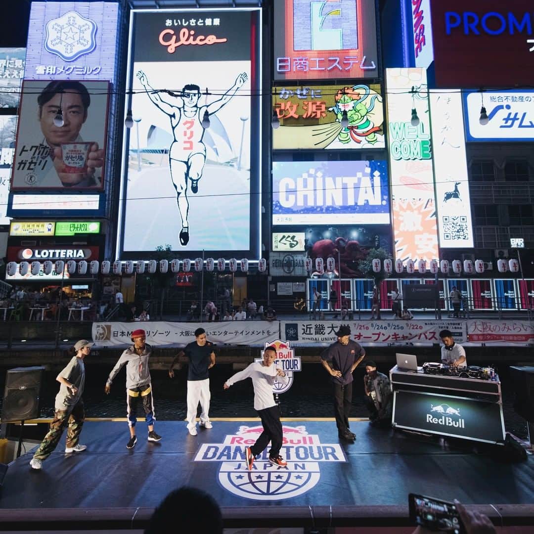 レッドブルさんのインスタグラム写真 - (レッドブルInstagram)「大阪は道頓堀の船上で行われた特別ショーケース🔥ここでしか見れないコラボレーションは必見👀 • 世界トップレベルのダンサー９名が日本各地をツアーで巡る「Red Bull Dance Tour Japan」  ツアー期間：6月21日 - 7月7日 >> 詳細はプロフィールリンクへ  #RedBullDanceTour • 📸: @littleshao  #レッドブル #redbull #翼をさずける #ダンス #ダンサー #道頓堀 #大阪 #RedBullDancers」6月26日 21時19分 - redbulljapan