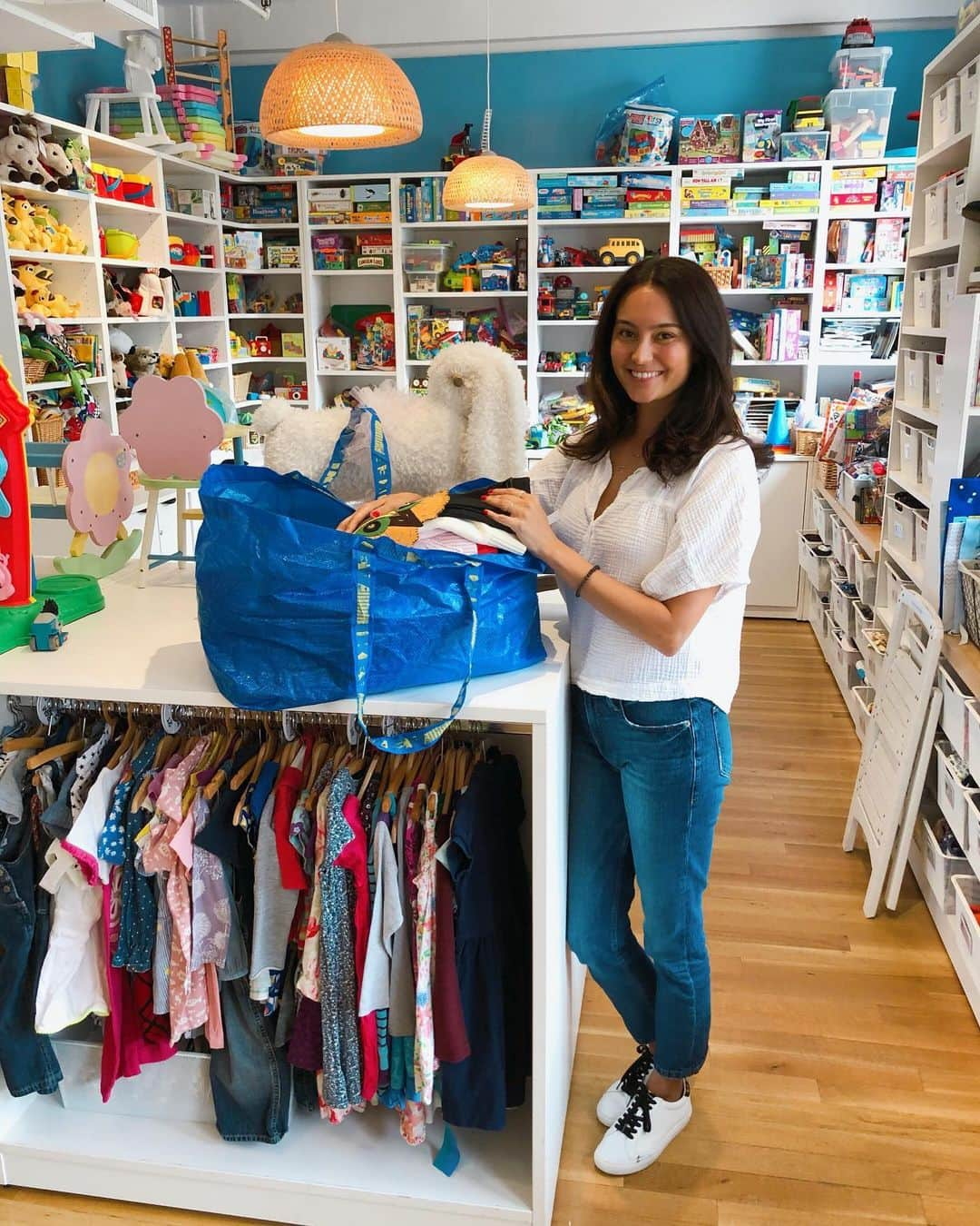 エマ・ヘミングさんのインスタグラム写真 - (エマ・ヘミングInstagram)「“Summer cleaning” feels really good especially when I know my daughters lightly used things will be passed on to children that will benefit from them greatly. @Roomtogroworg accepts donations Tuesday-Fridays from 10:00am - 2:00pm. If you’re out of state and want to help check out their Amazon wishlist for a list of urgent need items. The link is in my profile! 💙 #buildingstrongstarts #roomtogrow #passiton」6月26日 21時19分 - emmahemingwillis